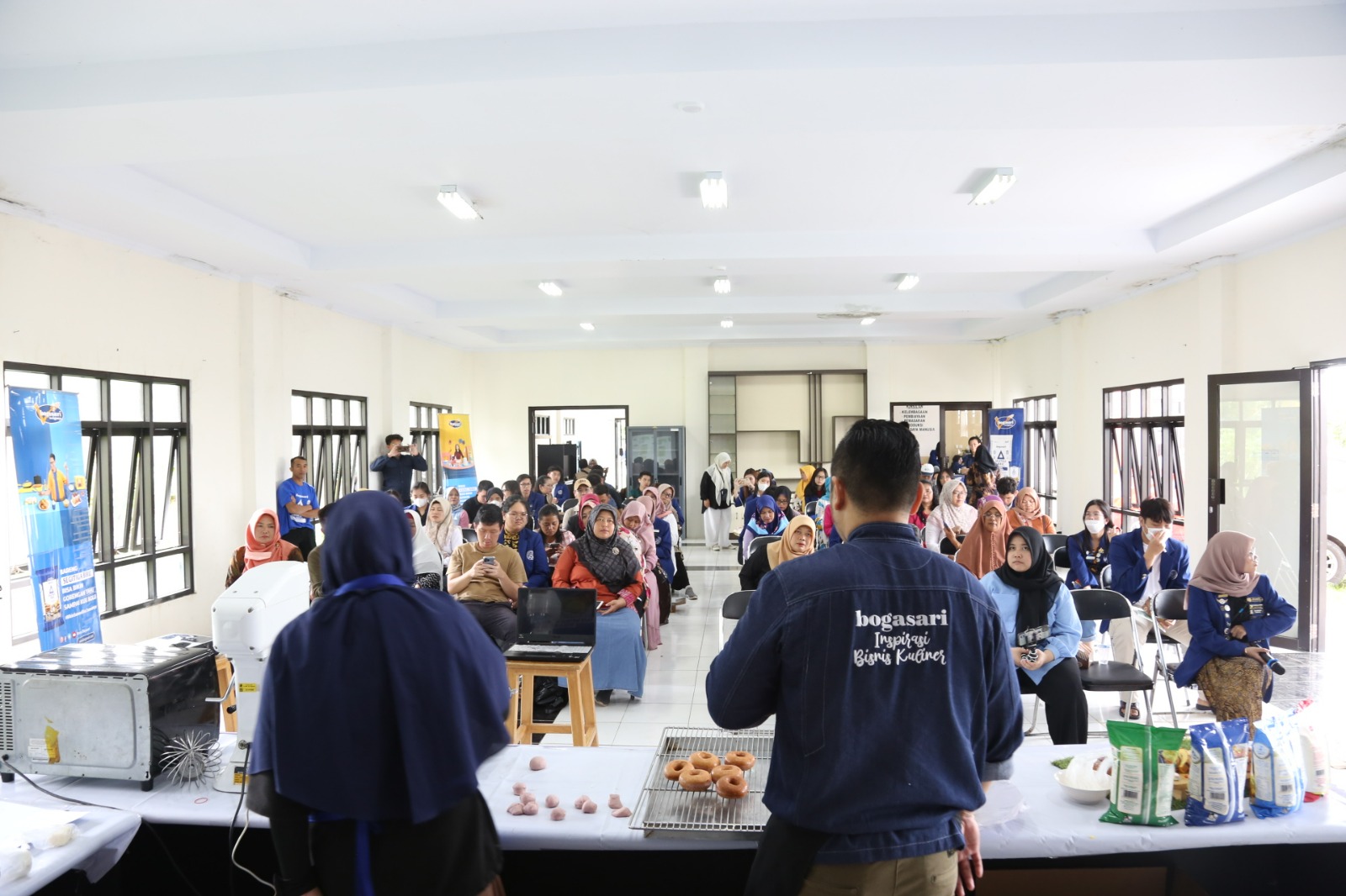 Pelatihan yang digelar Bogasari bersama Prasetya Mulya untuk pelaku UKM di Kabupaten Kuningan, Jawa Barat. 