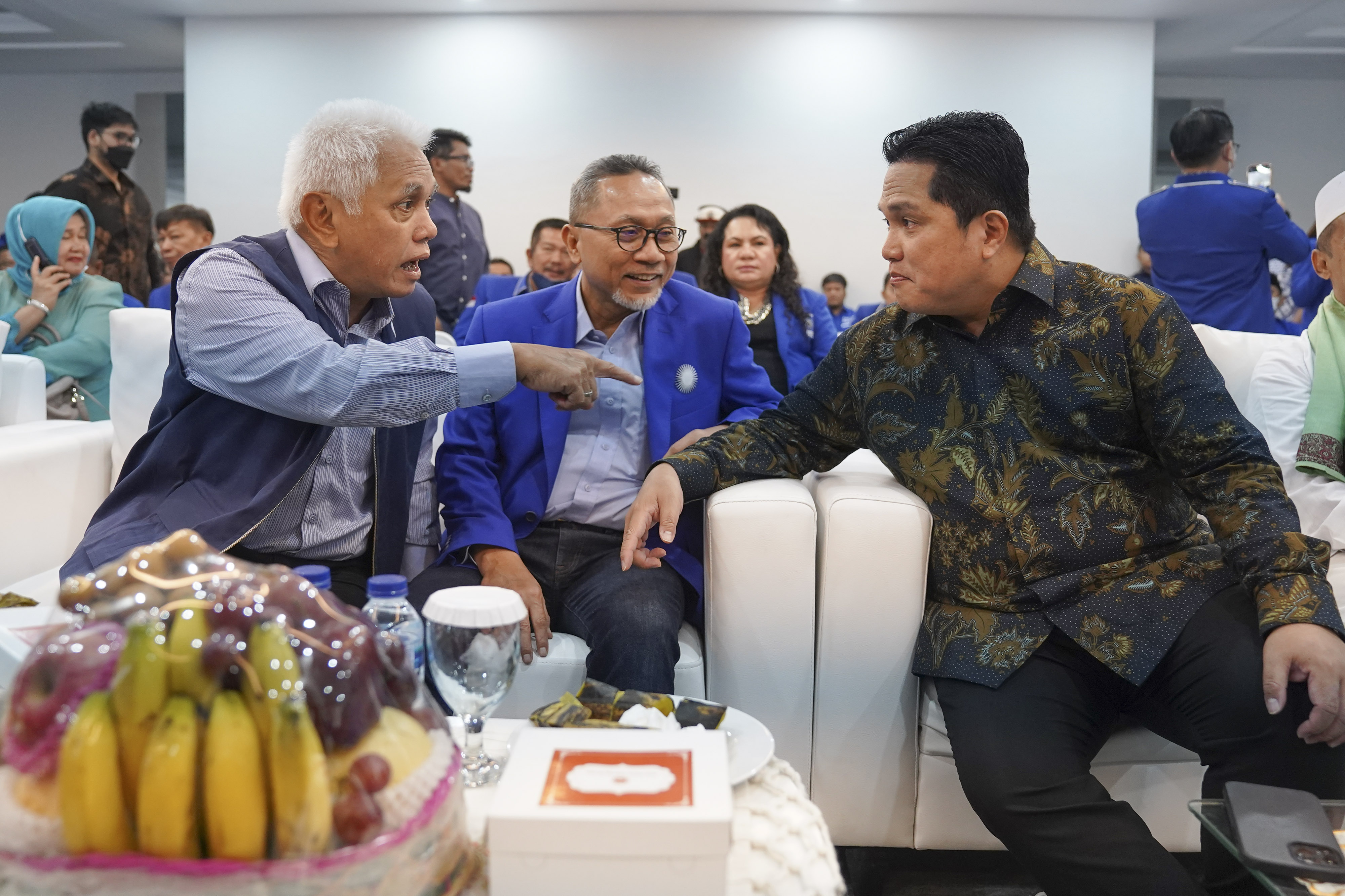  Menteri BUMN Erick Thohir (kanan) berbincang dengan Ketua Umum Partai Amanat Nasional (PAN) Zulkifli Hasan (tengah) dan Ketua Majelis Perti