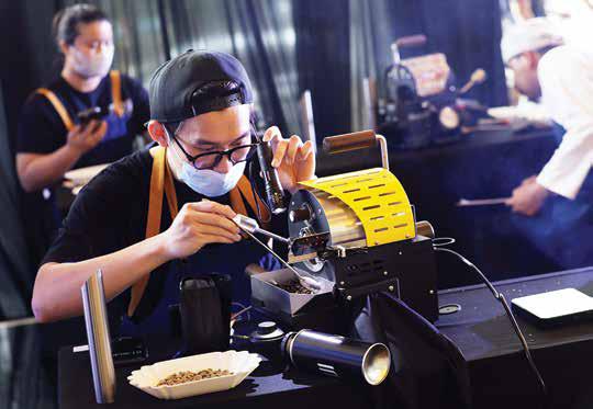 Peserta mengikuti lomba roasting kopi pada Festival Kopi Nusantara 2023 di Kompleks Media Group Network