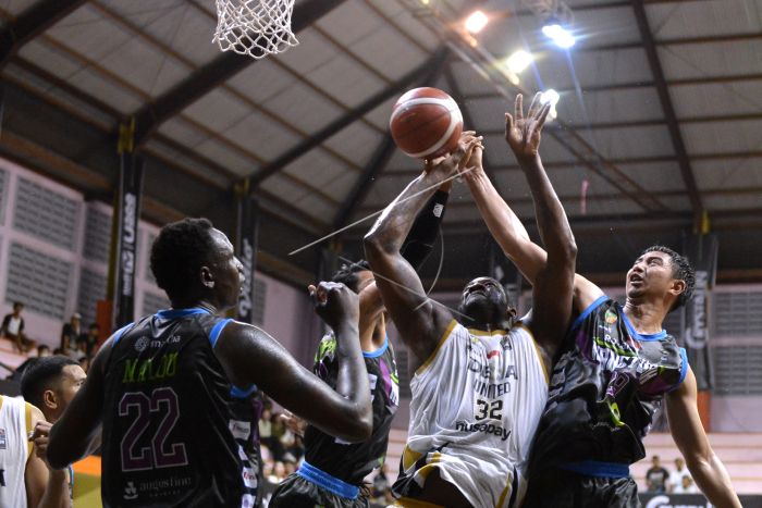 Pemain Amartha Hangtuah Emmanuel Martin Malou melakukan pertahanan di bawah ring.