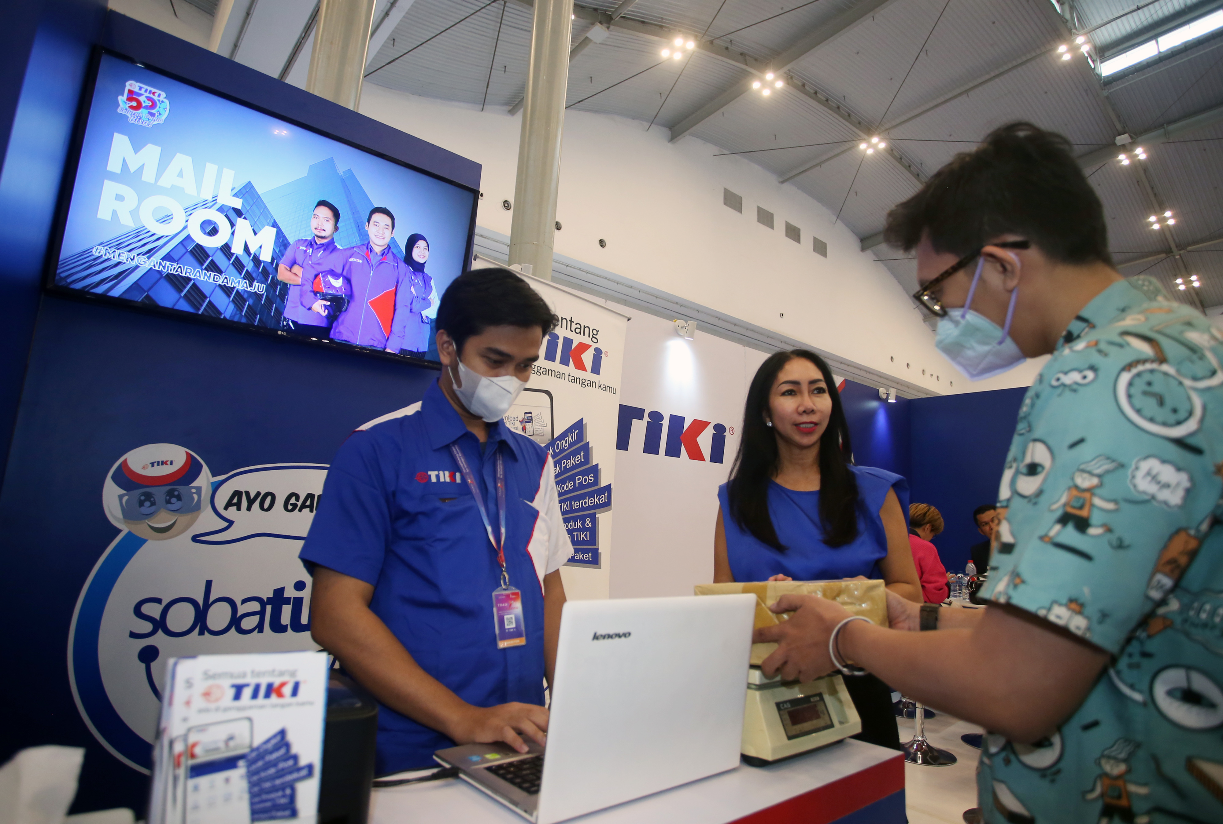 Pelaku bisnis mengirimkan produknya yang sudah laku terjual lewat perusahaan jasa kiriman TIKI di Trade Expo Indonesia 2022.