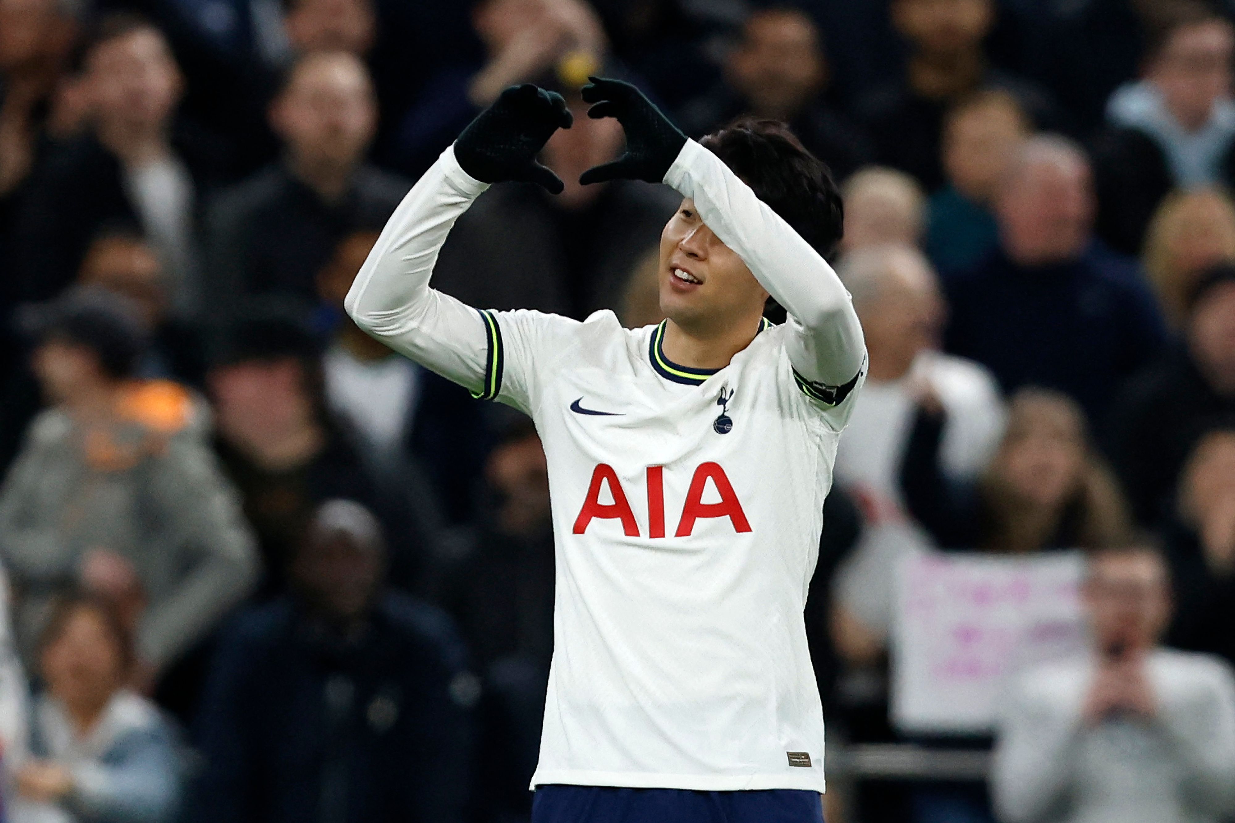 Penyerang Tottenham Hotspur Son Heung Min melakukan selebrasi usai mencetak gol ke gawang West Ham United di laga Liga Primer Inggris.