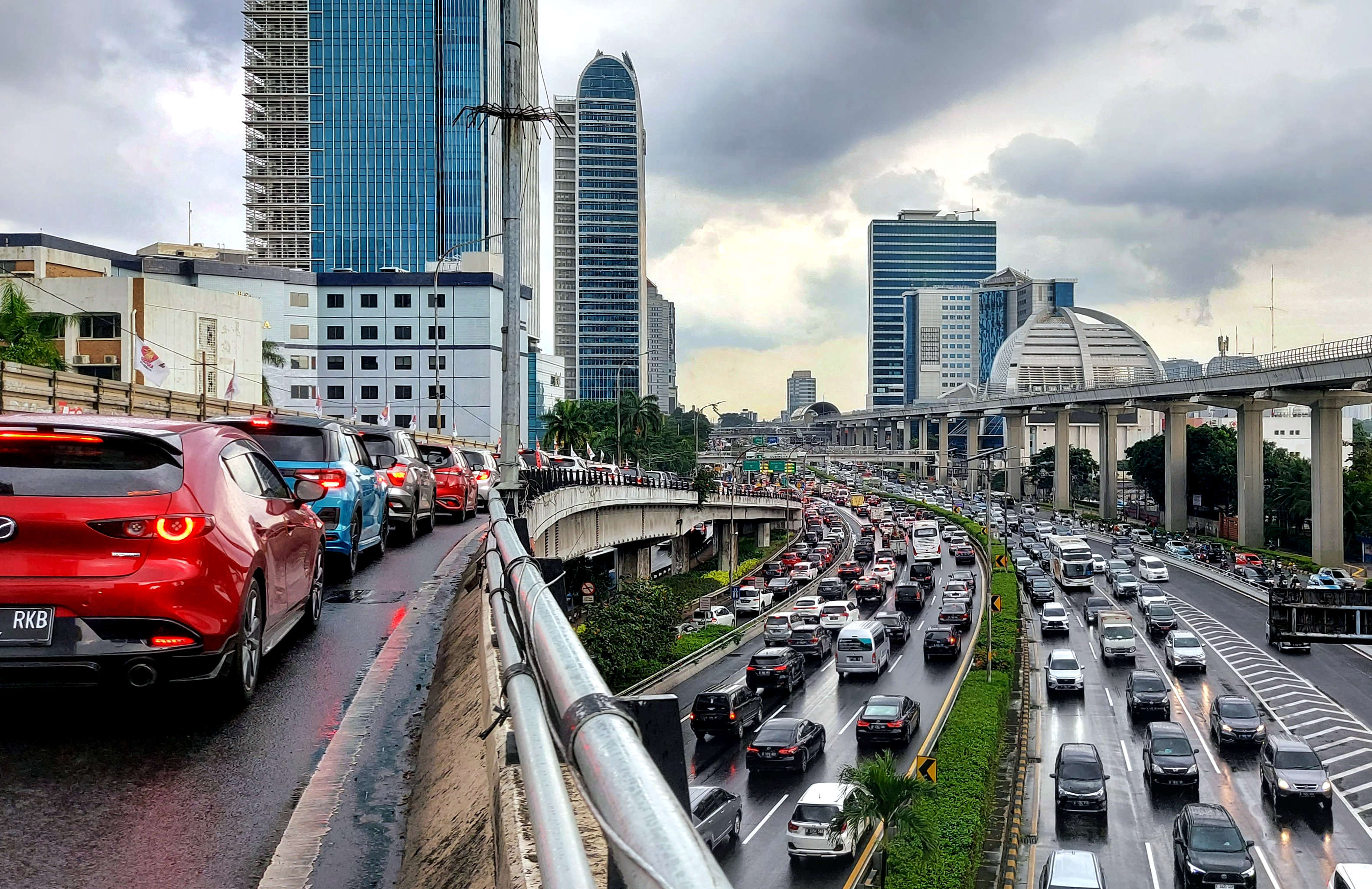 Macet Dimana-mana, Presiden: Produsen Otomotif Harus Orientasi Ekspor