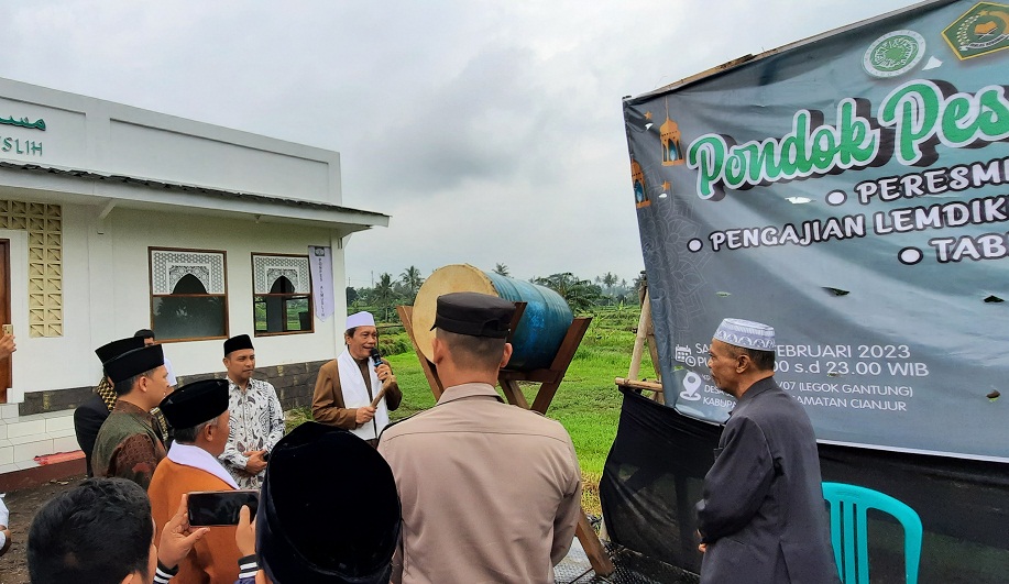 Peresmian Masjid Al Muslih di Pondok Pesantren Al Muslih di Kampung Munjul RT 01/07 Desa Sukamaju Kecamatan Cianjur, Sabtu (25/2).