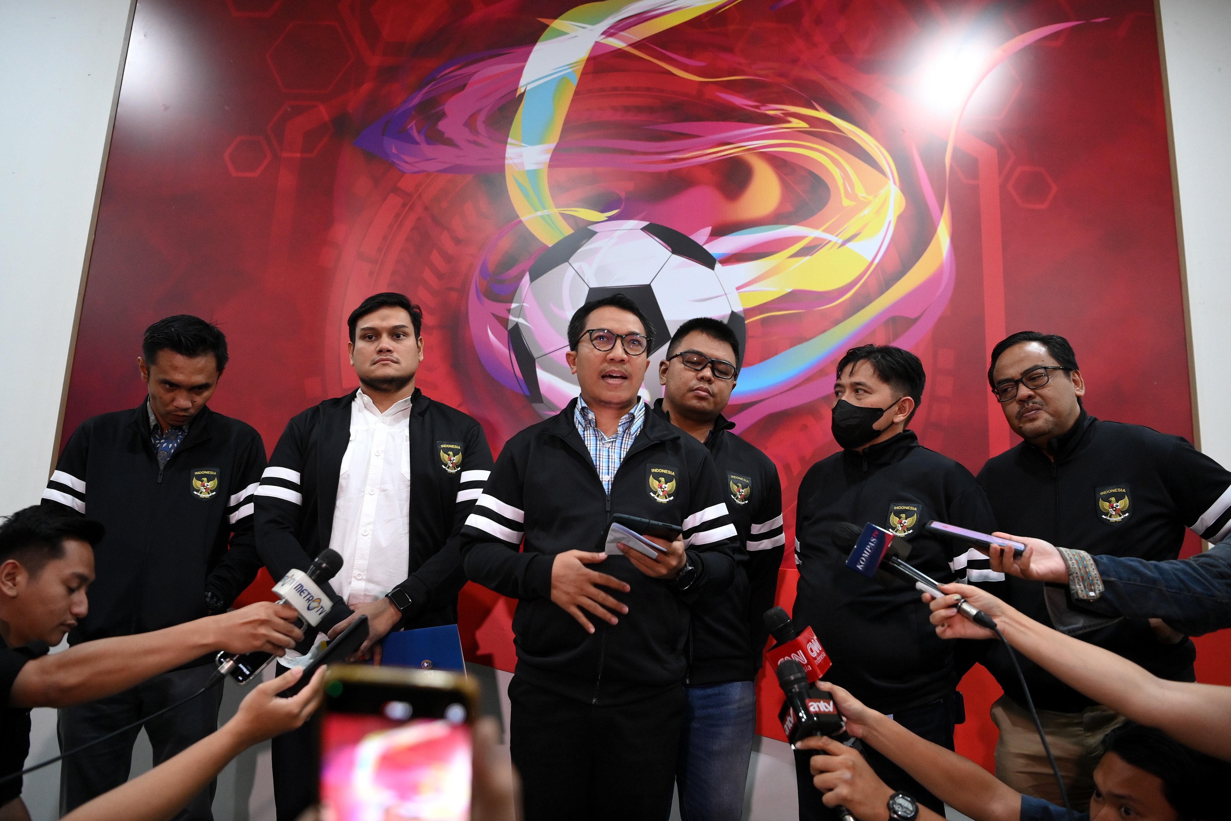 Ketua Komite Pemilihan PSSI Amir Burhanudin (ketiga kiri) memberikan keterangan kepada wartawan di Kantor PSSI, GBK Arena, Senayan, Jakarta.
