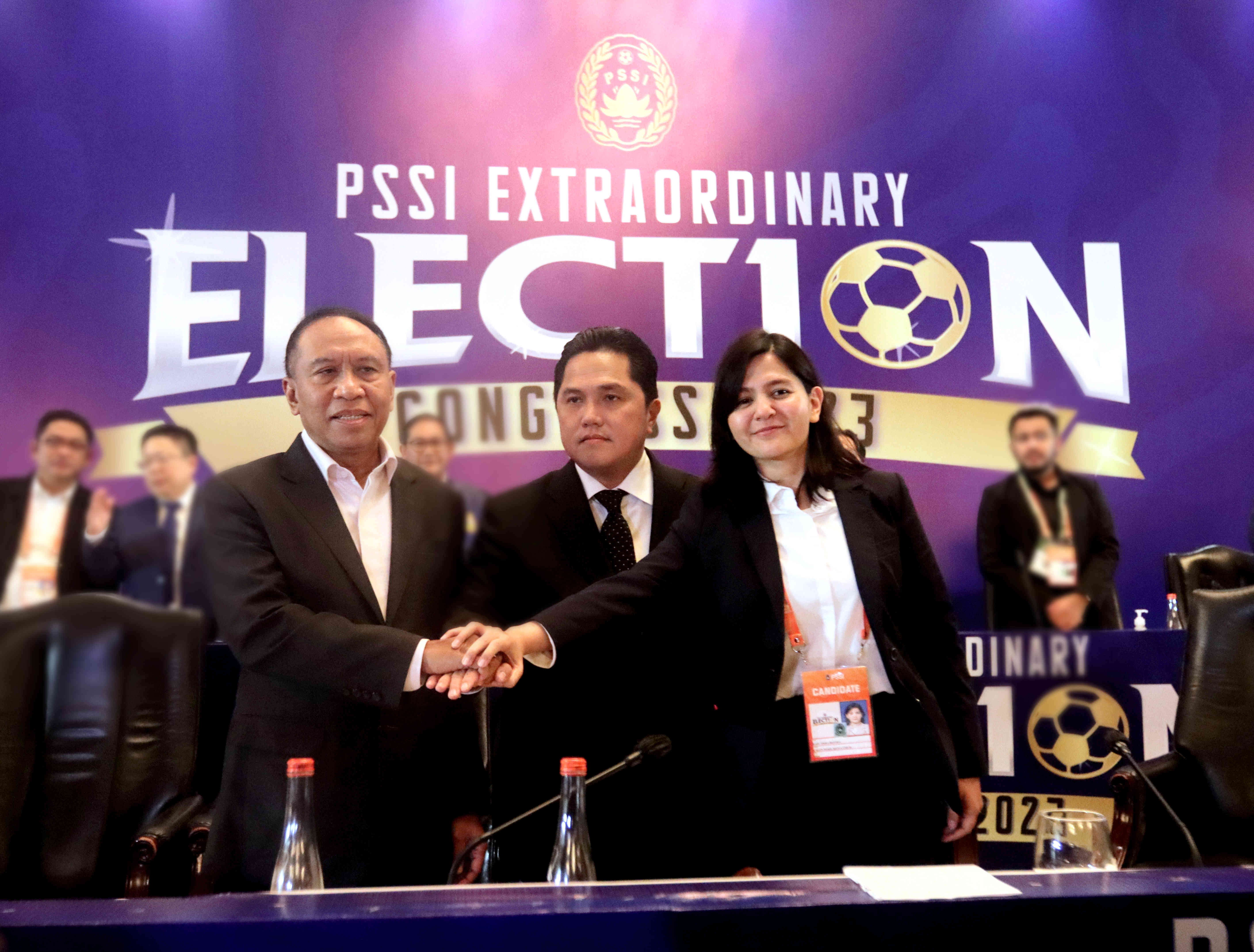 Ketua Umum PSSI Erick Thohir (tengah) saat KLB PSSI di Hotel Shangri La, Jakarta