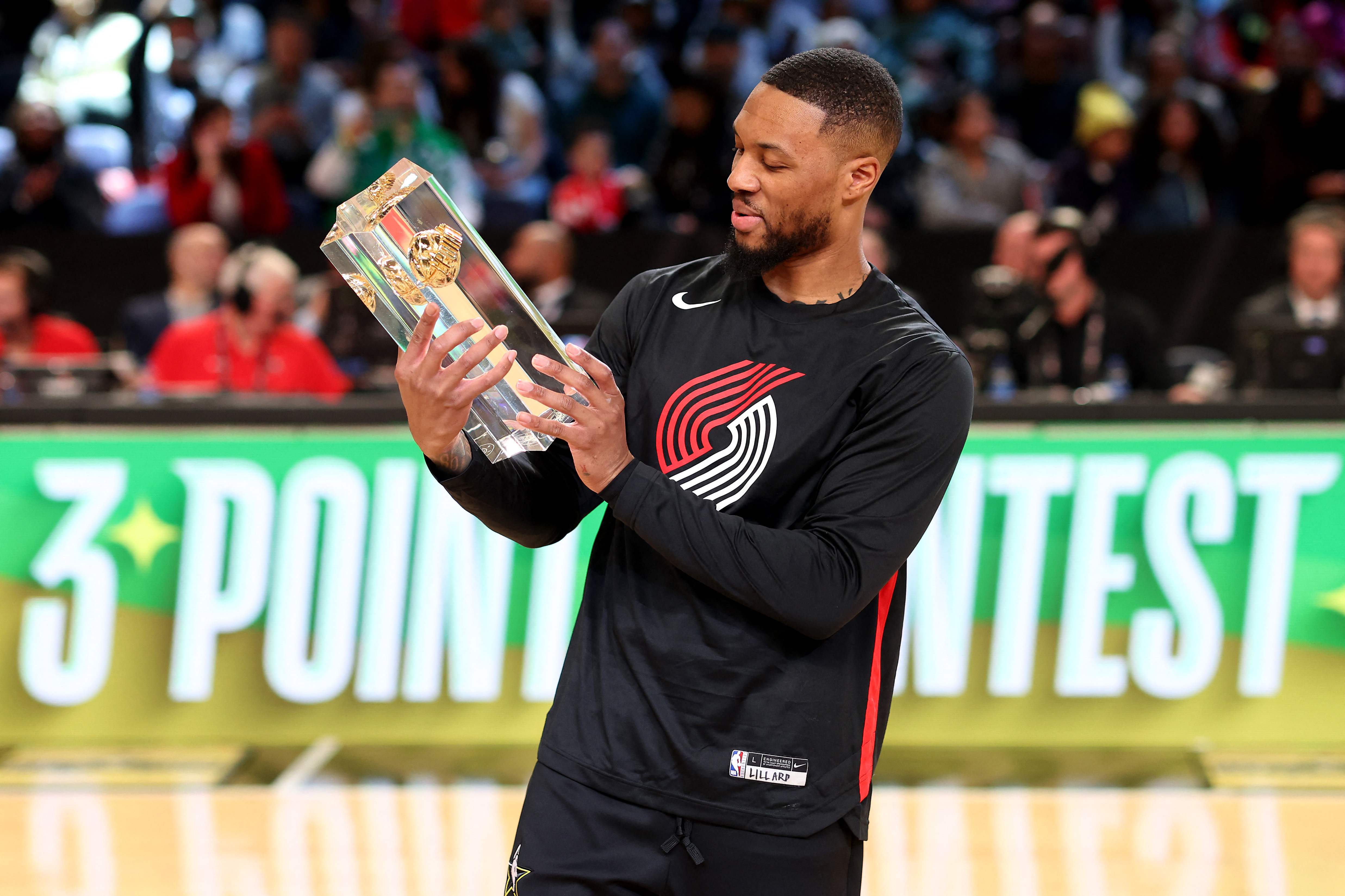 Pebasket Portland Trail Blazers Damian Lillard usai menjadi juara 3 Point Contest di rangkaian NBA All Star