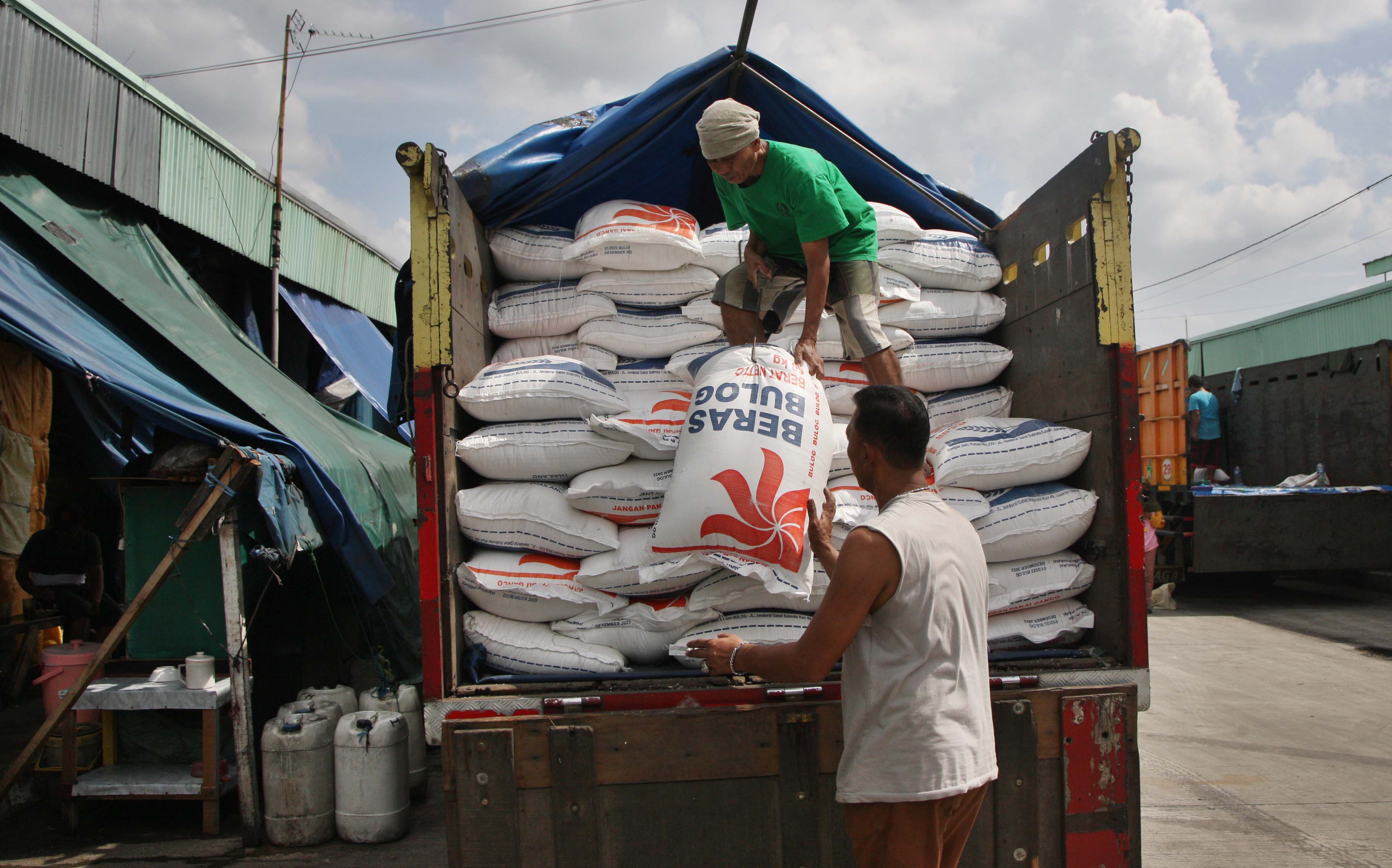 Pekerja melakukan bongkar muat beras di Pasar Induk Beras Cipinang, Jakarta