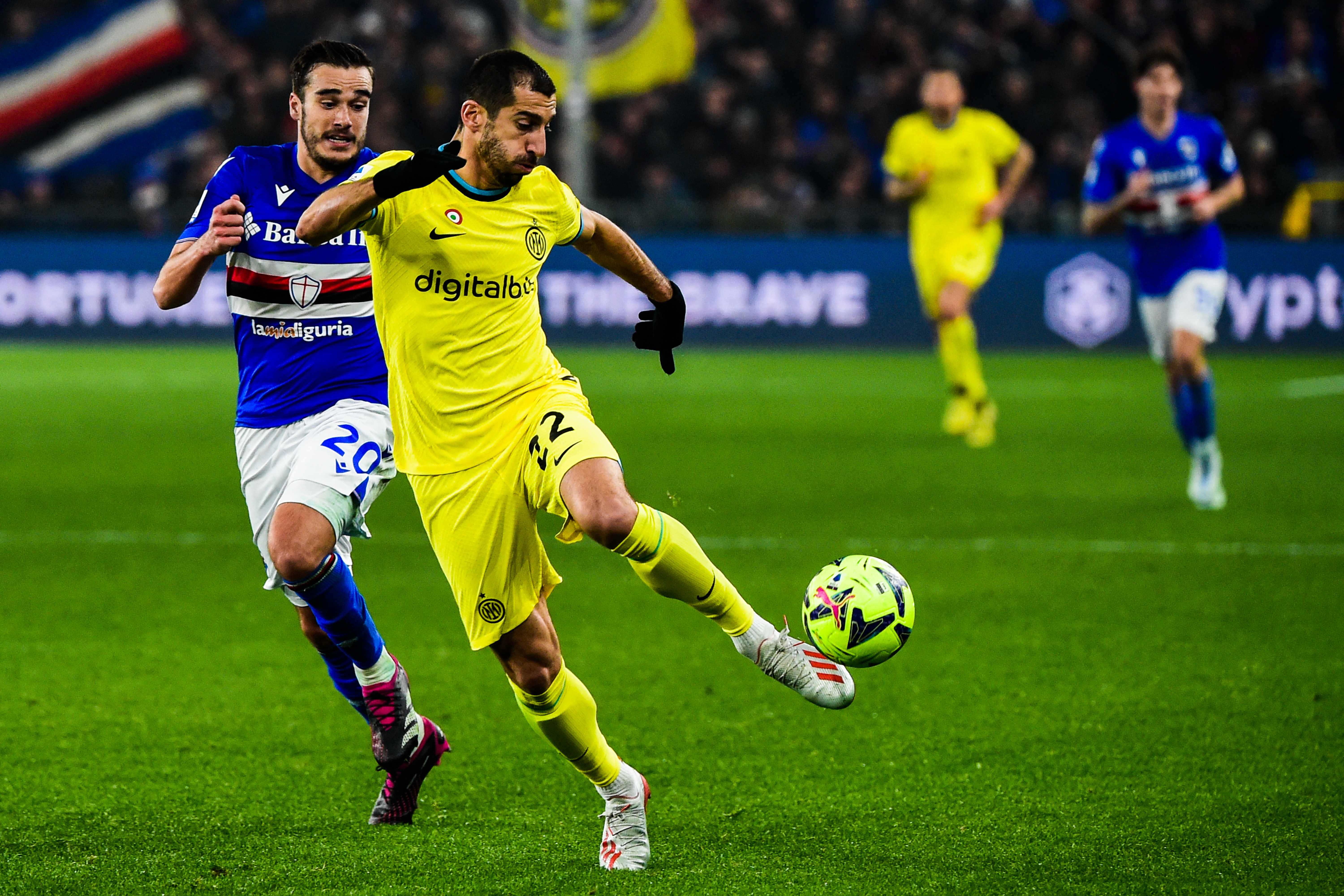 Gelandang Inter Milan Henrikh Mkhitaryan mengontrol bola dengan dibayangi gelandang Sampdoria Harry Winks (kiri) pada laga Serie A. 