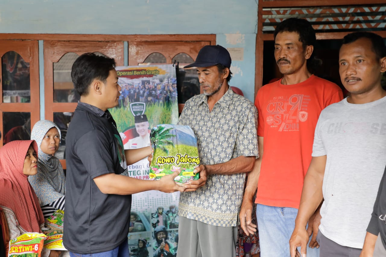 Kowarteg Indonesia memberikan bibit jagung dan padi ke petani di Kelurahan Alasgung, Sugiwaras, Bojonegoro, Jatim, Minggu (19/2/2023)