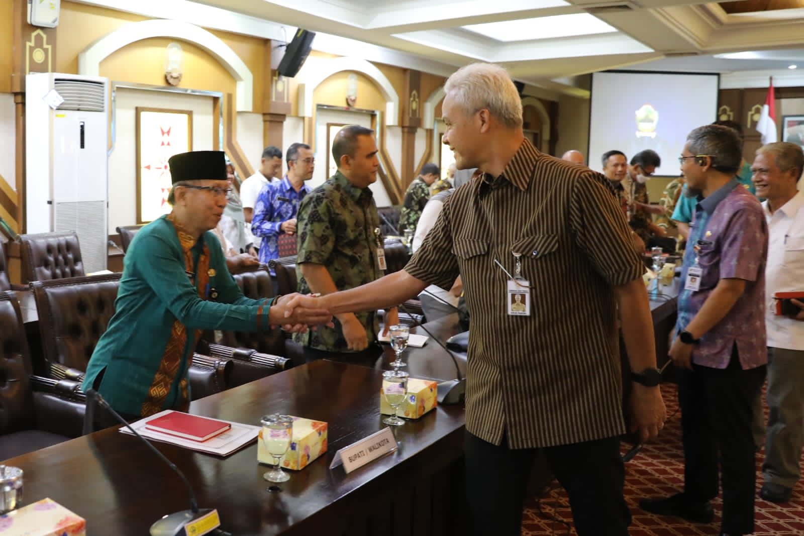 Gubernur Jateng Ganjar Pranowo saat memimpin Rakor penanganan kemiskinan dengan kepala daerah se-Jateng