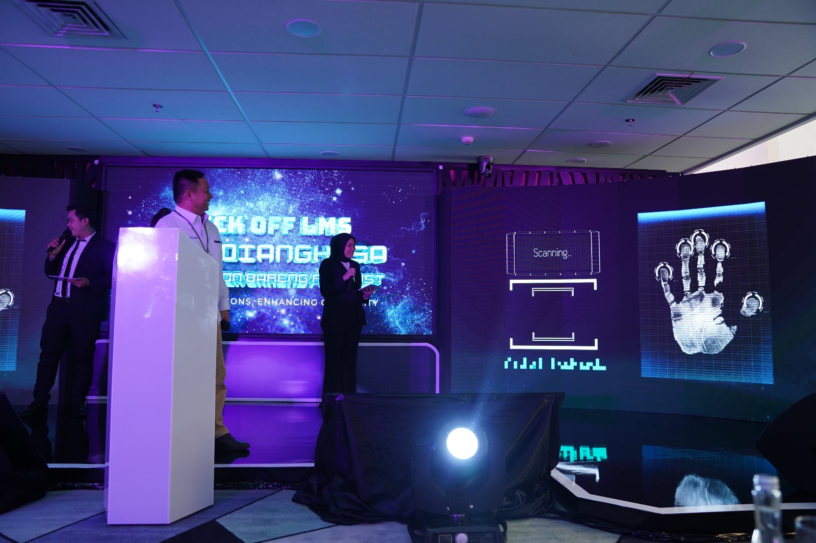 Kick Off Learning Management System secara hybrid di Ballroom Menara PNM, Zoom, dan Metaverse di Jakarta, Jumat (17/2).