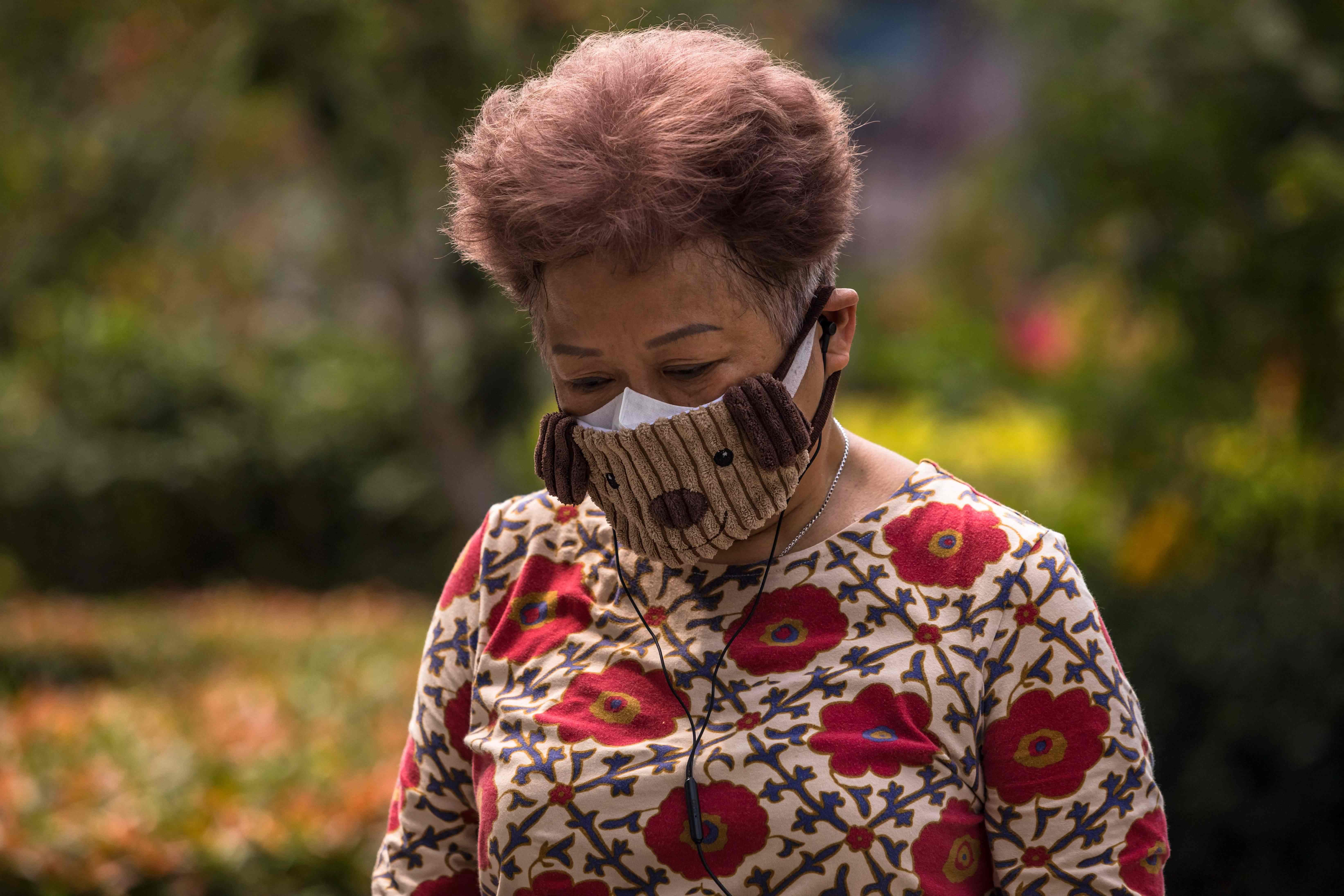 Warga lansia di Hong Kong tengah bermasker