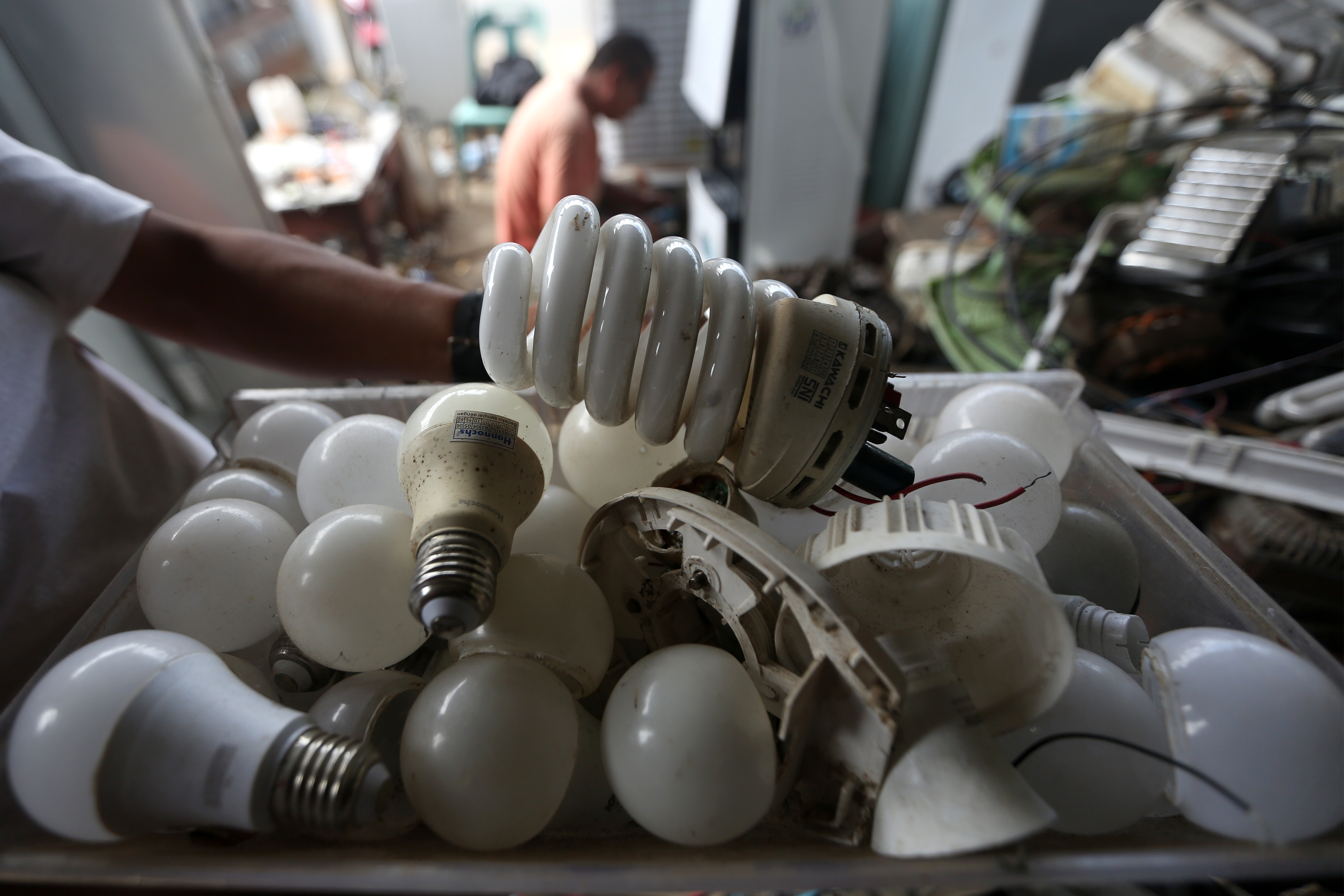  Pekerja menyeleksi dan memilah komponen yang masih dapat digunakan dari sampah elektronik