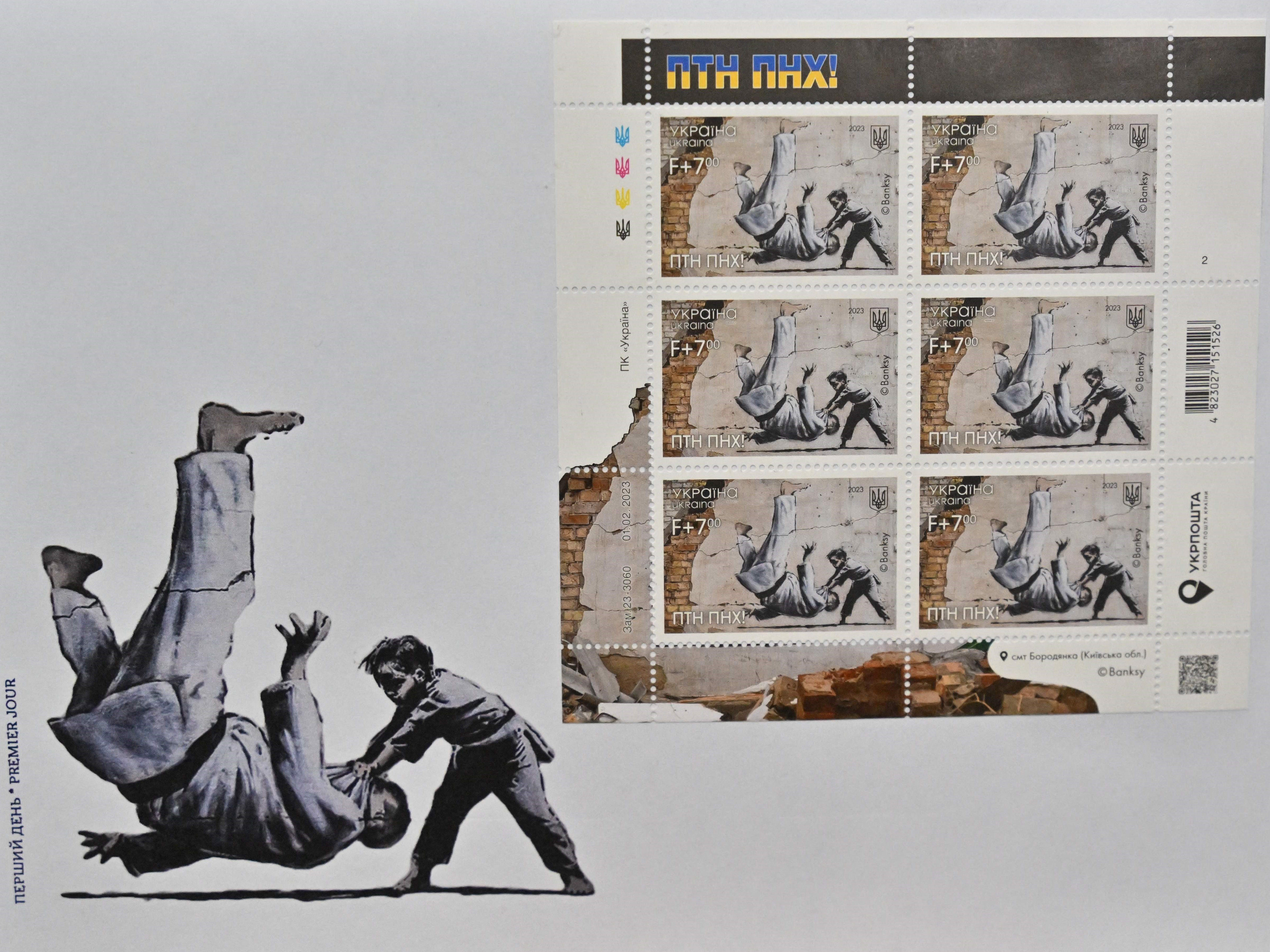 Prangko dan amplop menggambarkan seorang anak judoka melempar pria yang juga mengenakan pakaian judo ke tanah. Ini sindiran untuk Putin.