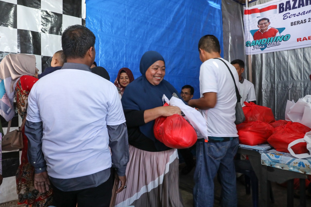 Relawan Sandiuno Fans Club mengadakan program sembako murah agar dapat dijangkau masyarakat di Kab.Pesisir Selata, Sumbar, Kamis (2/2/2023)
