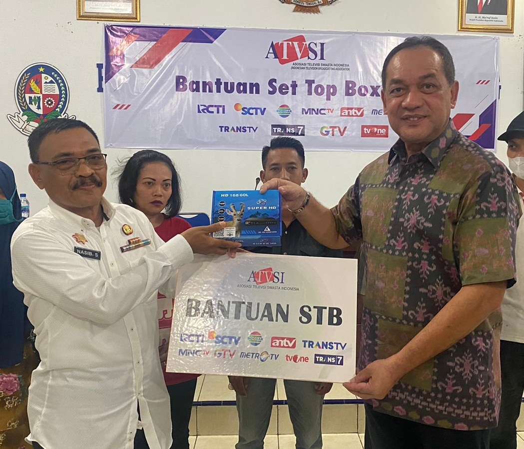 Sejumlah perwakilan warga menerima bantuan Set Top Box (STB) yang diberikan ATVSI