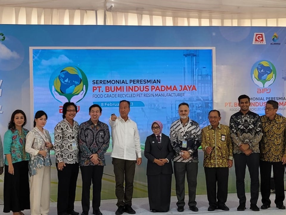 Menteri Perindustrian Agus Gumiwang Kartasasmita (kemeja putih) meresmikan PT Bumi Indus Padma Jaya di Jombang, Jawa Timur.