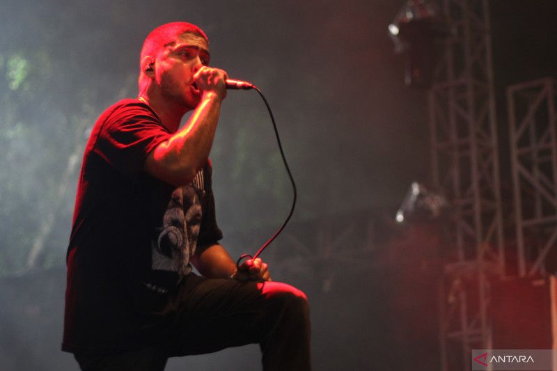 Vokalis Burgerkill Ronald, saat tampil di Suka-suka Stage Festival Pasar Musik di Gambir Expo Kemayoran, Jakarta, Jumat (10/2)