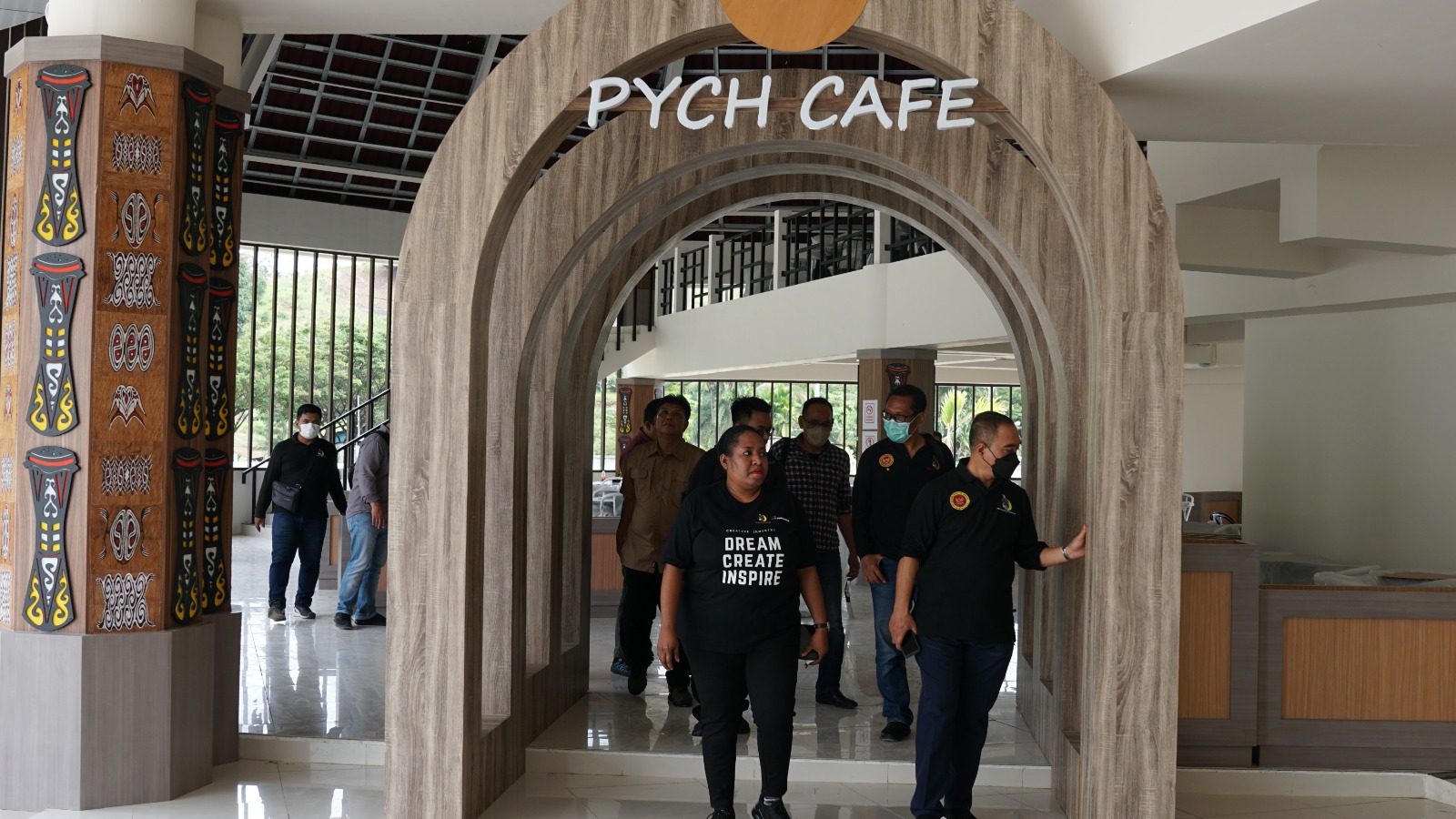 Deputi IV Bidang Intelijen Ekonomi BIN, Made Kartikajaya, yang juga Pembina PMI, saat meninjau persiapan peresmian gedung PYCH