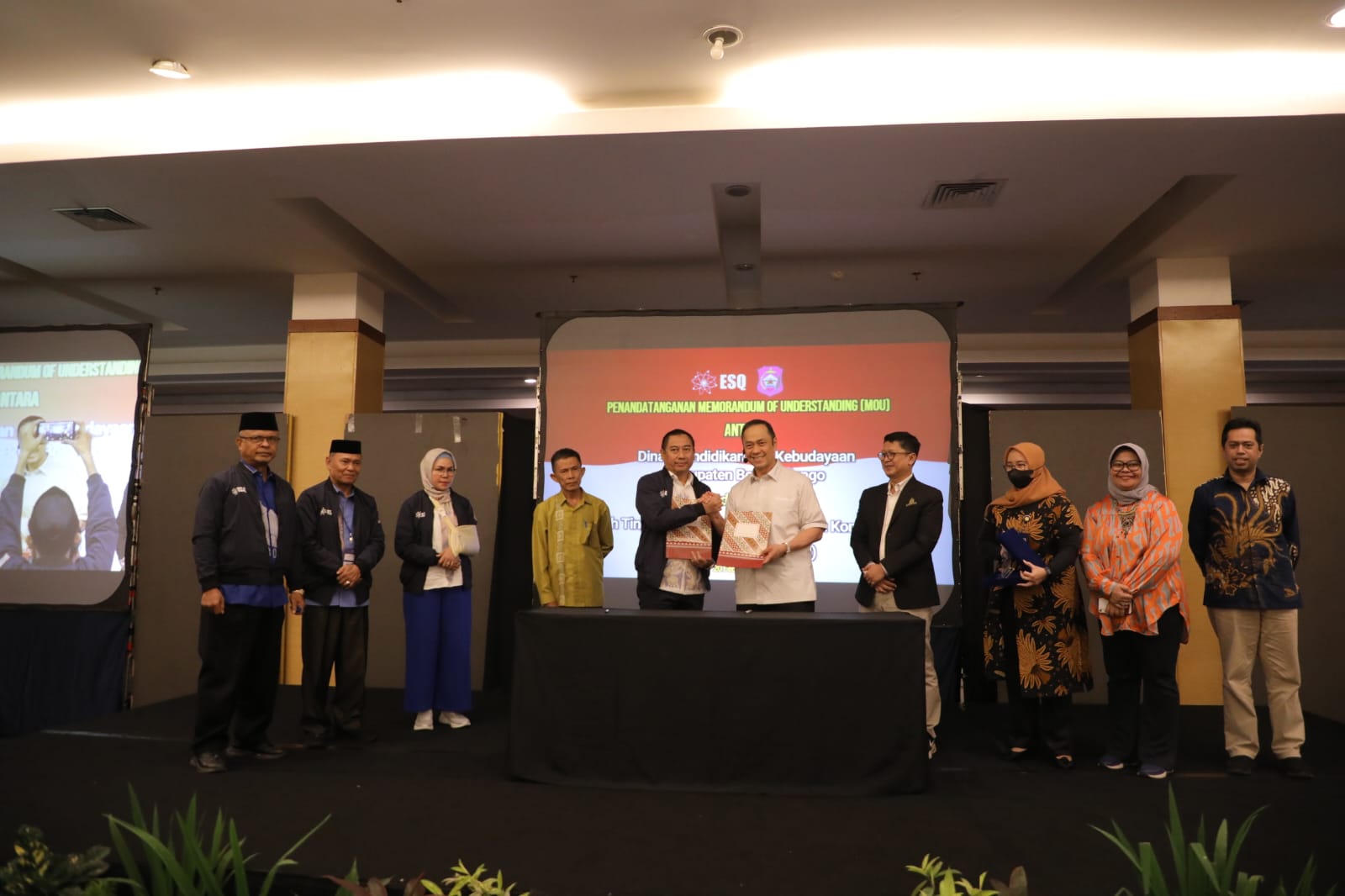 Founder ESQ Group Ary Ginanjar Agustian bersama Bupati Bone Bolango Hamim Pou dan peserta Bimtek ESQ Character Building.