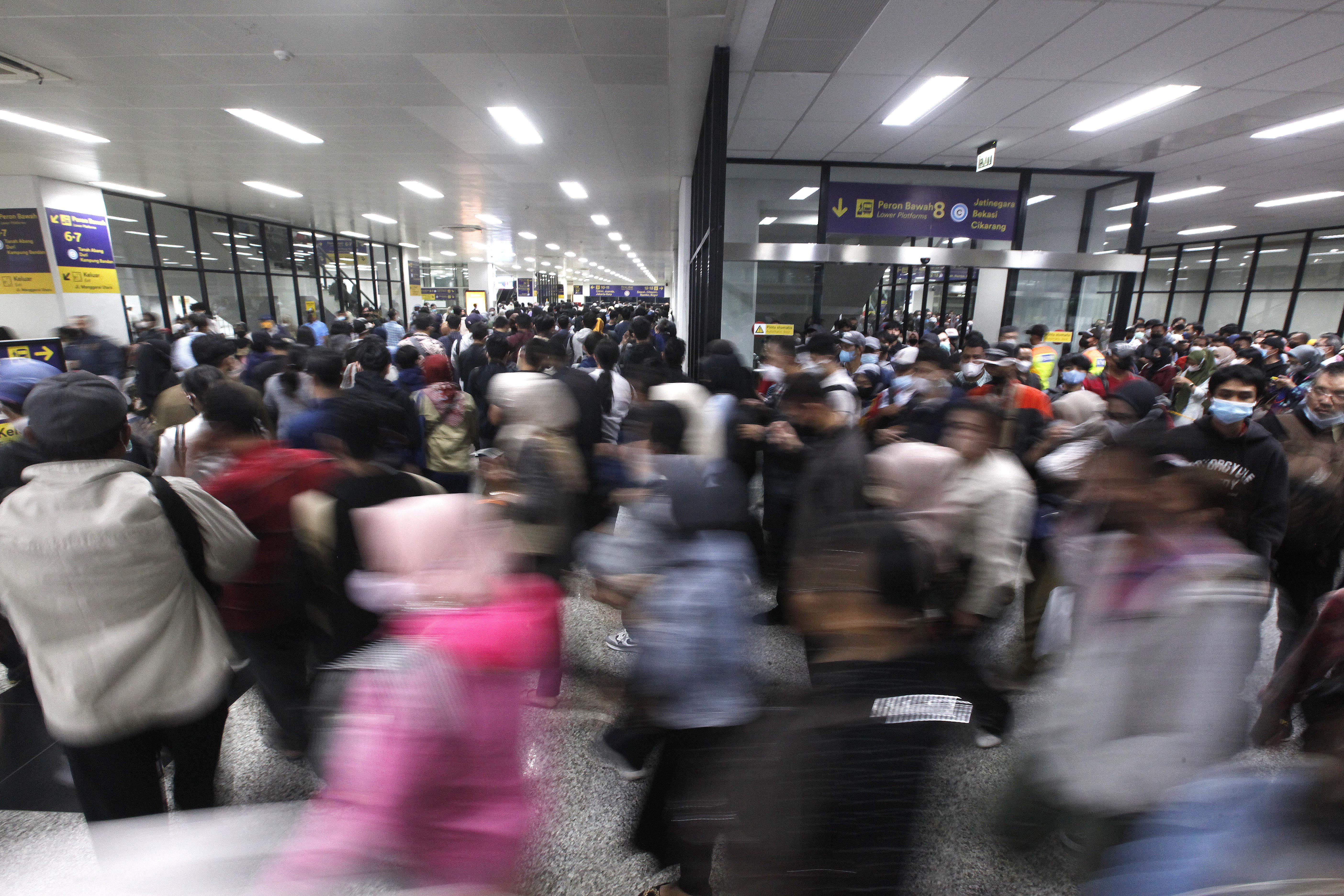 Pengguna kereta komuter bergegas untuk berpindah peron di Stasiun Manggarai, Jakarta.