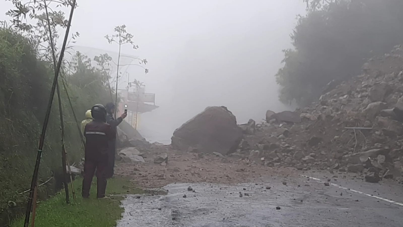 Material longsor bukti Gondosuli, berupa batu besar dan kecil berikut tanah, masih menutuo jakur tembus Tawangmangu - Magetan