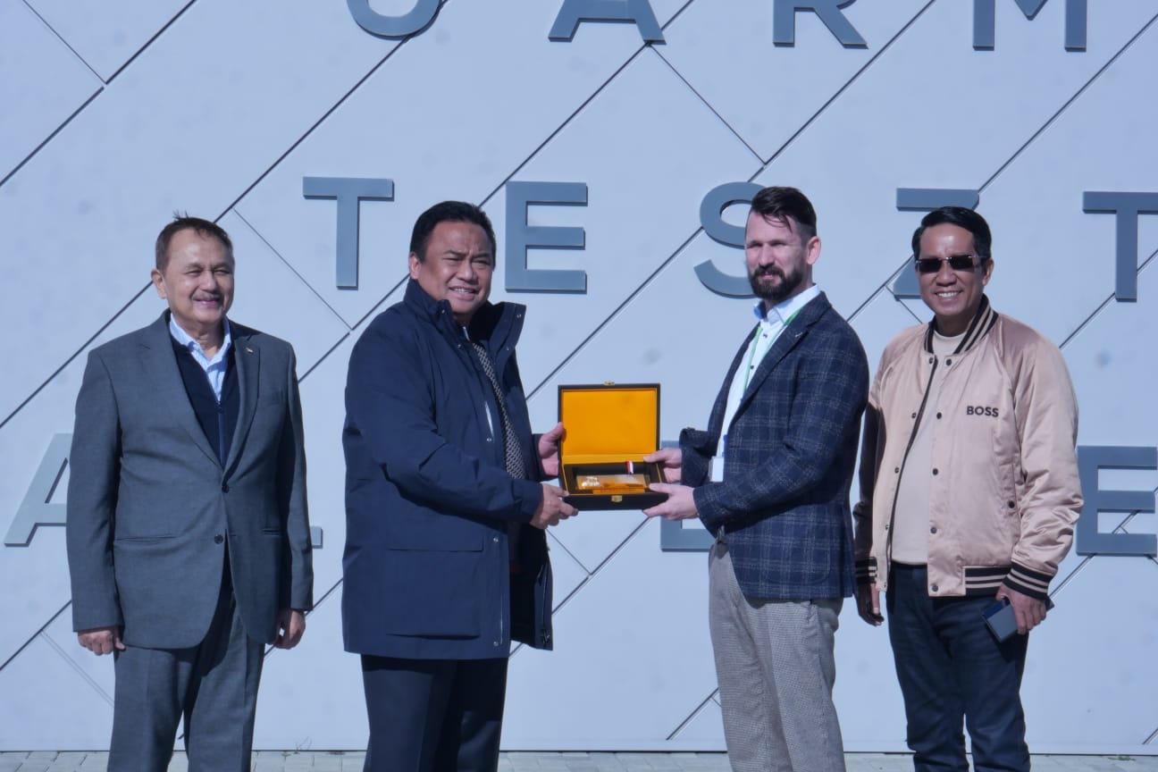 Wakil Ketua DPR RI Rachmat Gobel saat meninjau proving ground di Zalaegerszeg, Hongaria, Selasa (21/2).