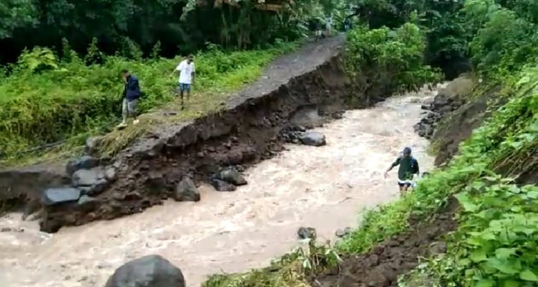 Akses jalan yang menghubungan dua kecamatan di Flores Timur putus akibat banjir