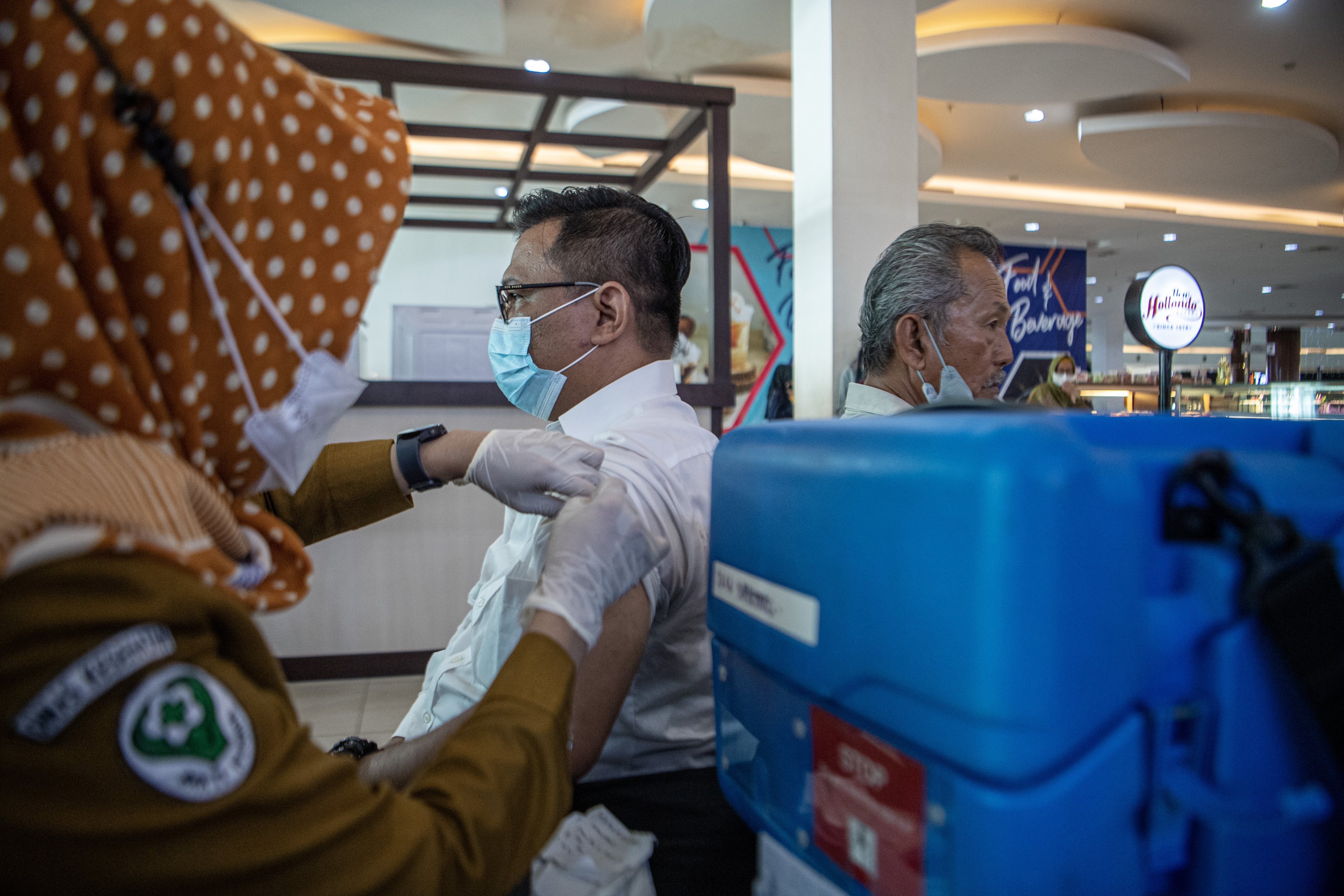 Nakes menyuntikkan vaksin covid-19 kepada warga di salah satu pusat perbelanjaan di Palembang, Sumatra Selatan, Selasa (14/2). 