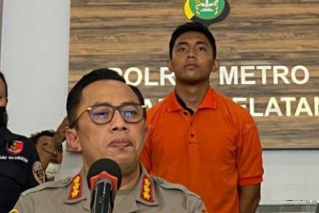 Polisi bersama tersangka pelaku penganiayaan, Mario