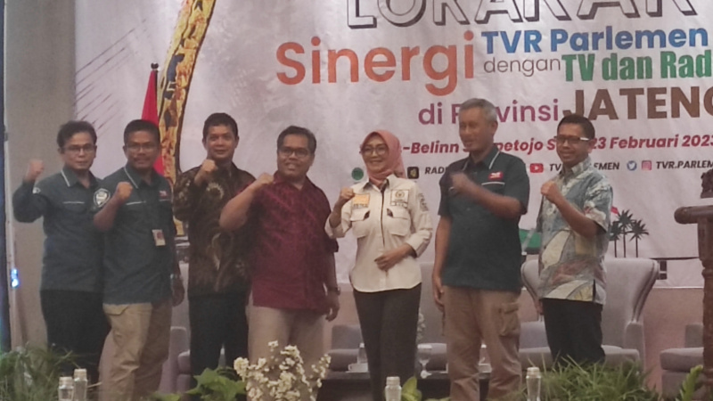  Anggota BURT DPR RI, Eva Yuliana berfoto bersama usai membuka lokakarya sinergi TVR Parlemen dan TV dan Radio Lokal se Solo Raya, di Solo
