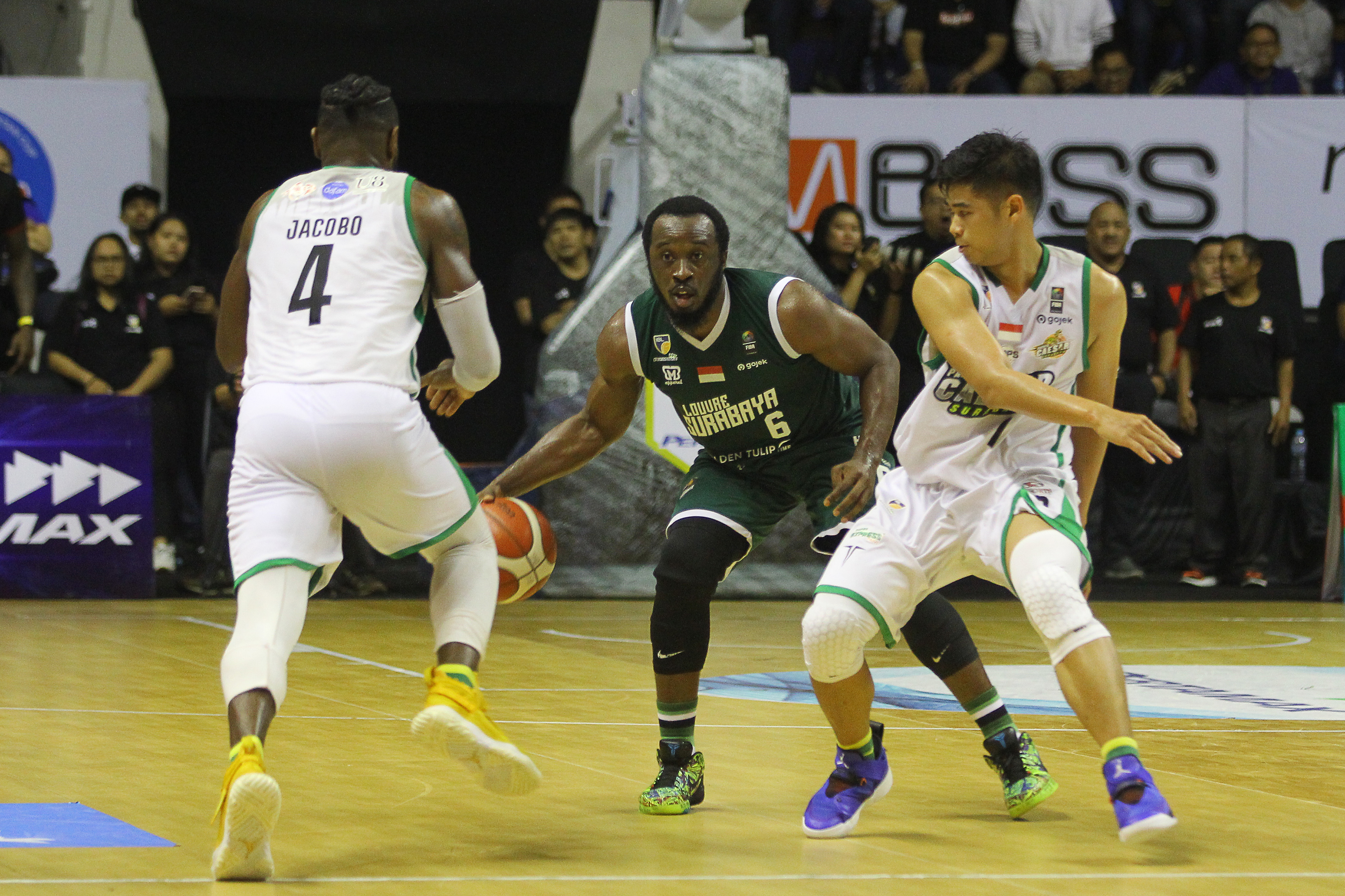 Pebasket Louvre Surabaya saat tampil di laga IBL