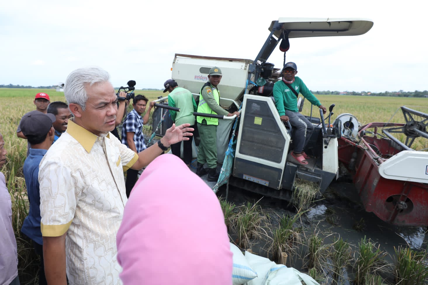 Gubernur Ganjar Pranowo meninjau panen raya di Desa Harjowinangun, Kecamatan Godong, Kabupaten Grobogan, Jateng, Rabu (15/2/2023)