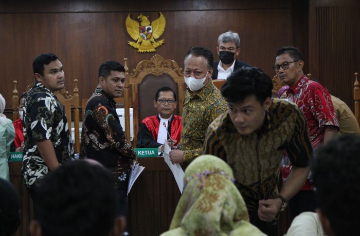 Orang tua korban kasus gagal ginjal akut mengikuti sidang perdana gugatan class action.