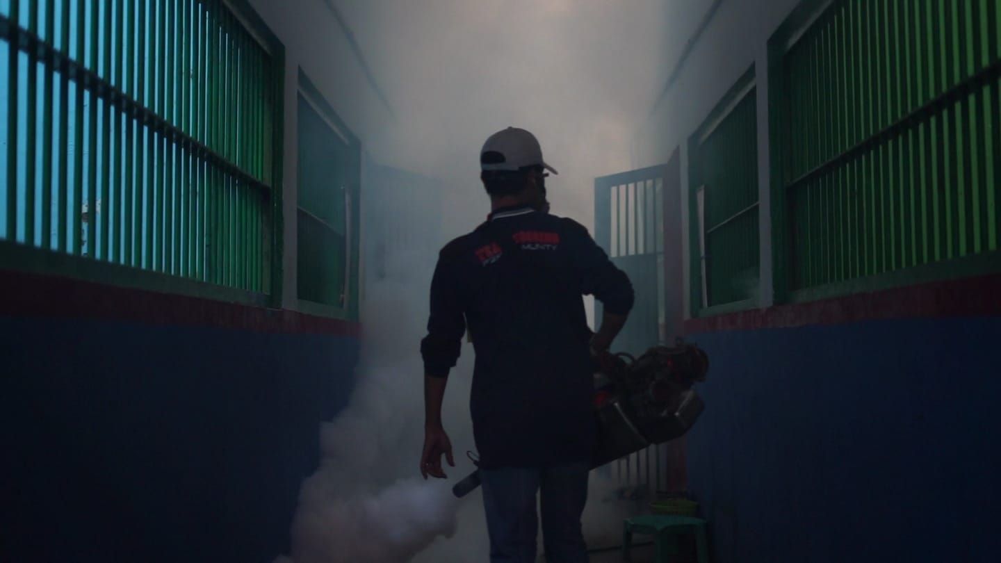 Seorang petugas melakukan penyemprotan kamar warga binaan di Lapas Sidoarjo, Jawa Timur.