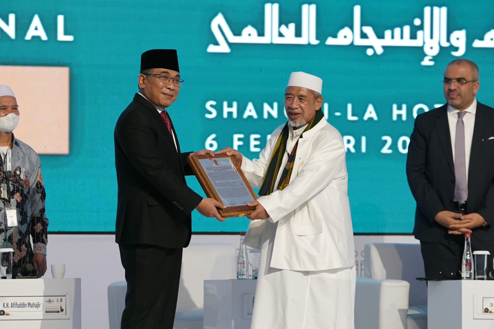 Ketua Umum PBNU KH. Yahya Cholil Staquf memberikan piagam kepada pengasuh ponpes Pengembangan Dakwah Nurul Haromain Pujon -KH Ihya Ulumiddin