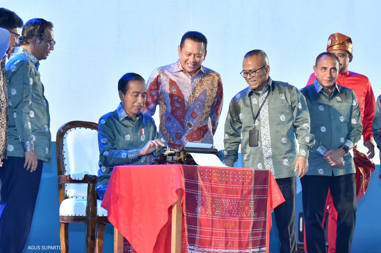 Presiden Joko Widodo mencoba mesin tik di peringatan Hari Pers Nasional di Sumut