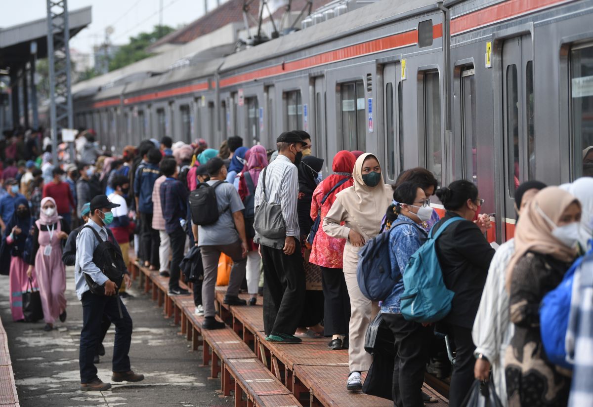 Penumpang bersiap menaiki KRL di Stasiun Manggarai, Jakarta.