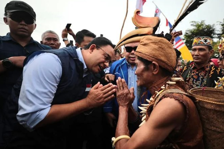 Parade Kebudayaan Sambut Kedatangan Anies Baswedan di Kalsel