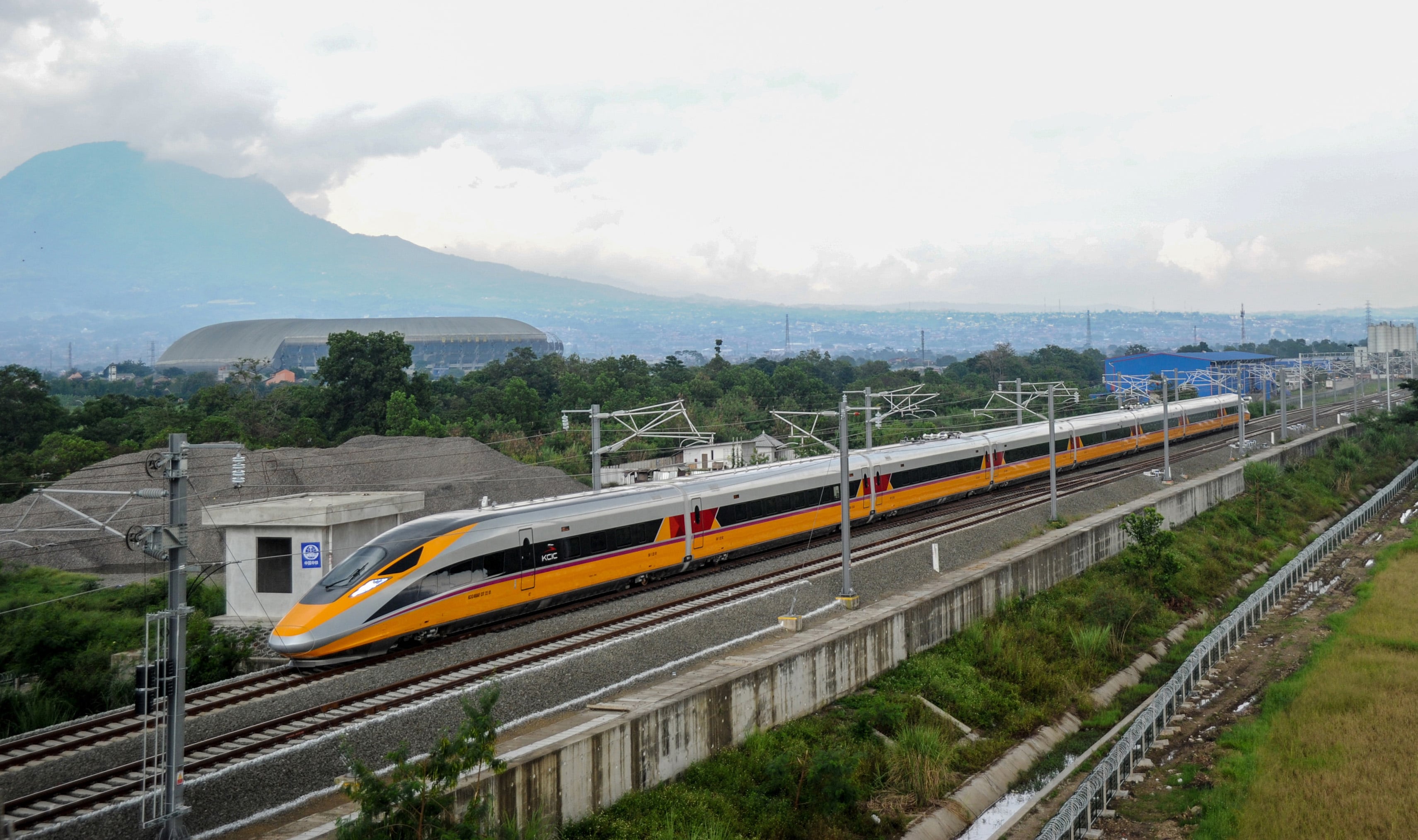 Uji coba rangkaian kereta cepat