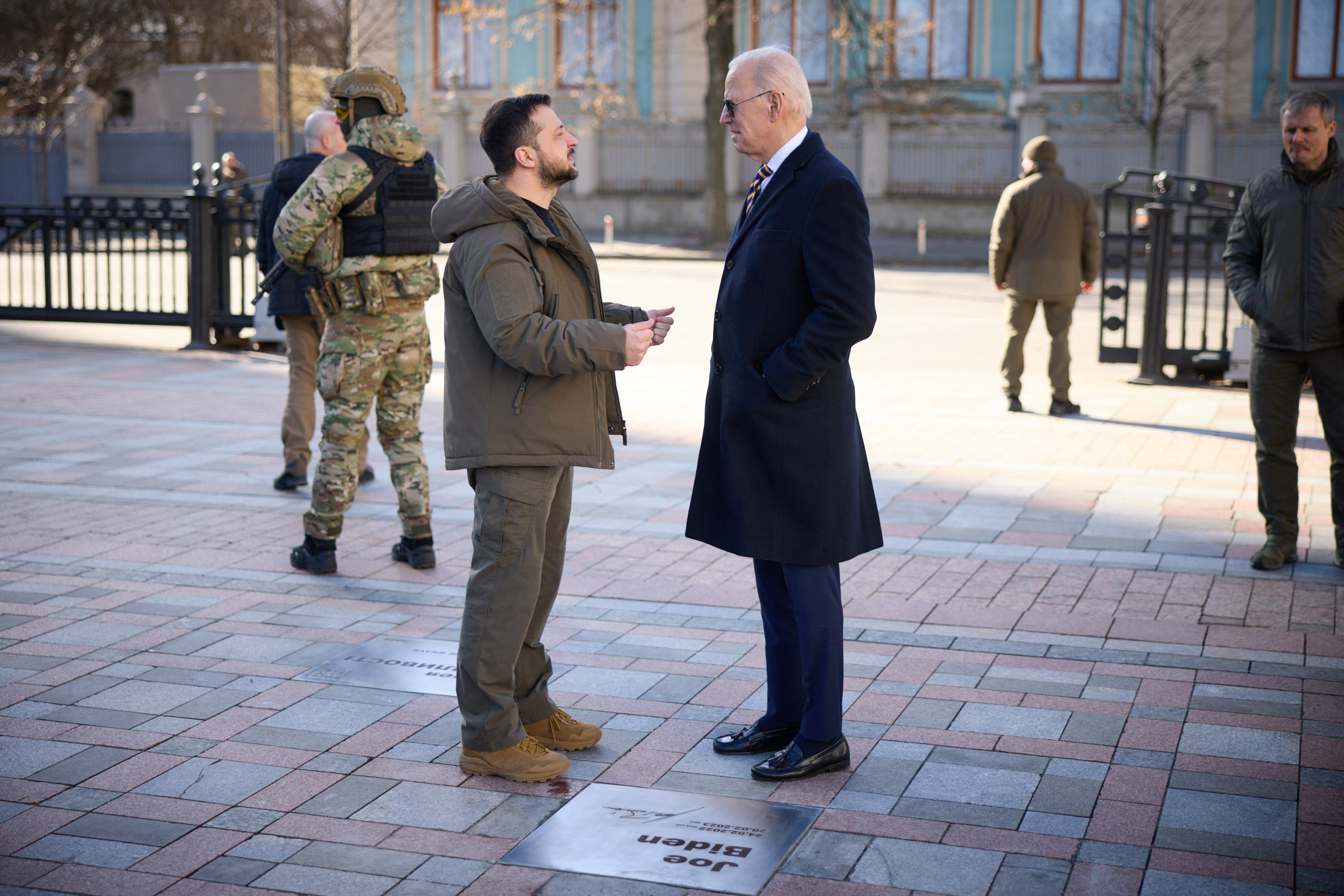 Presiden AS Joe Biden (kanan) berbincang dengan Presiden Ukraina Volodymyr Zelensky di Kiev.