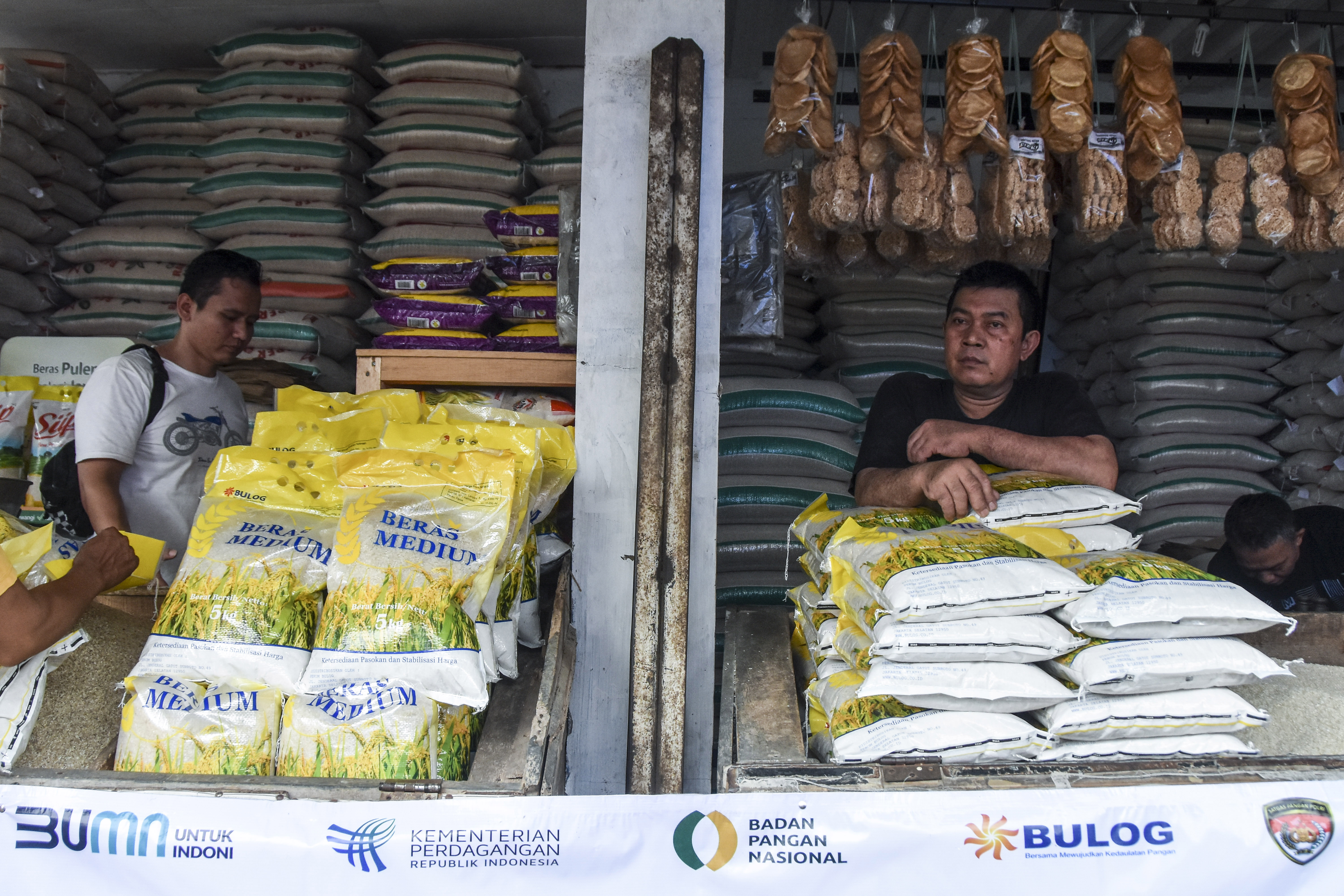Pedagang menunggu calon pembeli di Pasar Tradisional Cikurubuk, Kota Tasikmalaya, Jawa Barat, Senin (30/1).