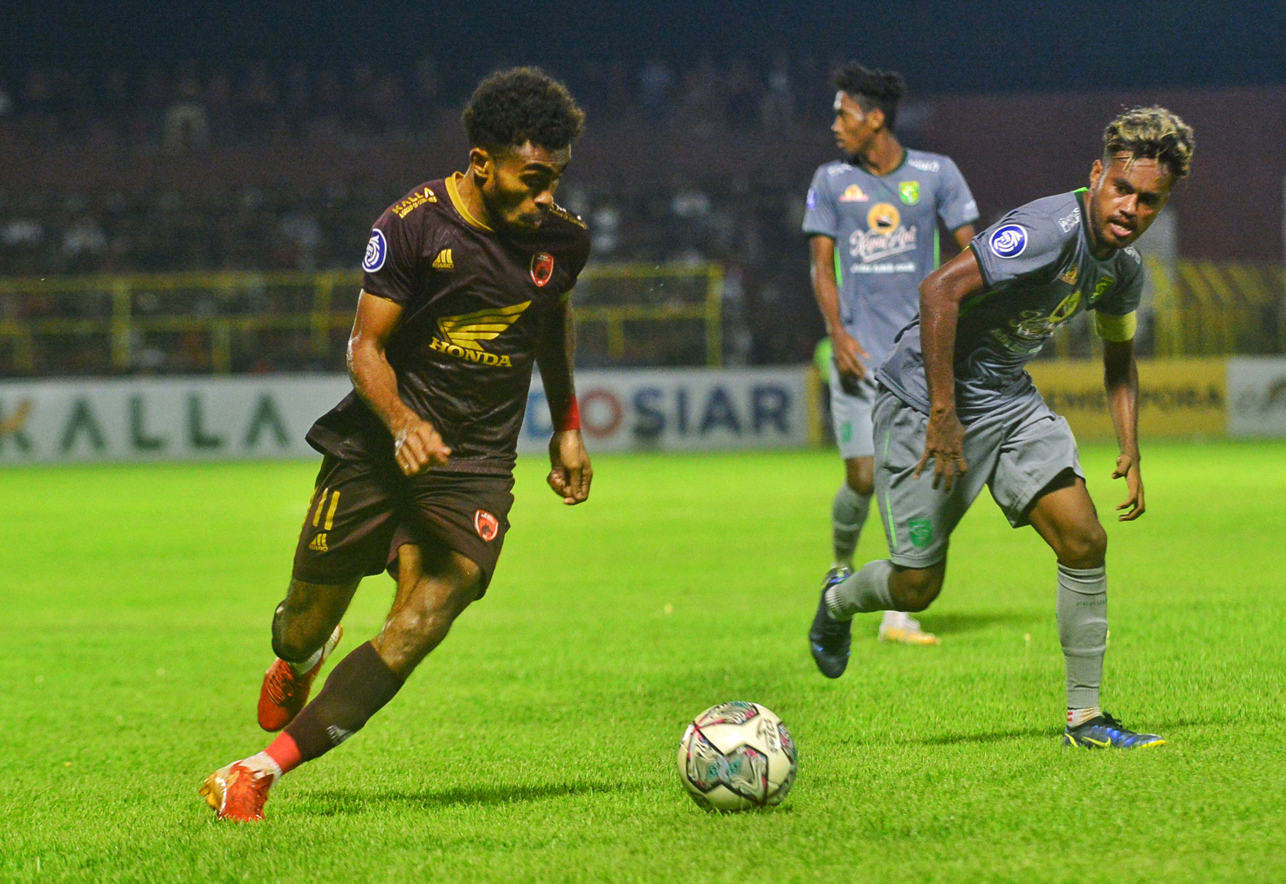 Pesepak bola PSM Makassar Yance Sayuri (kiri)