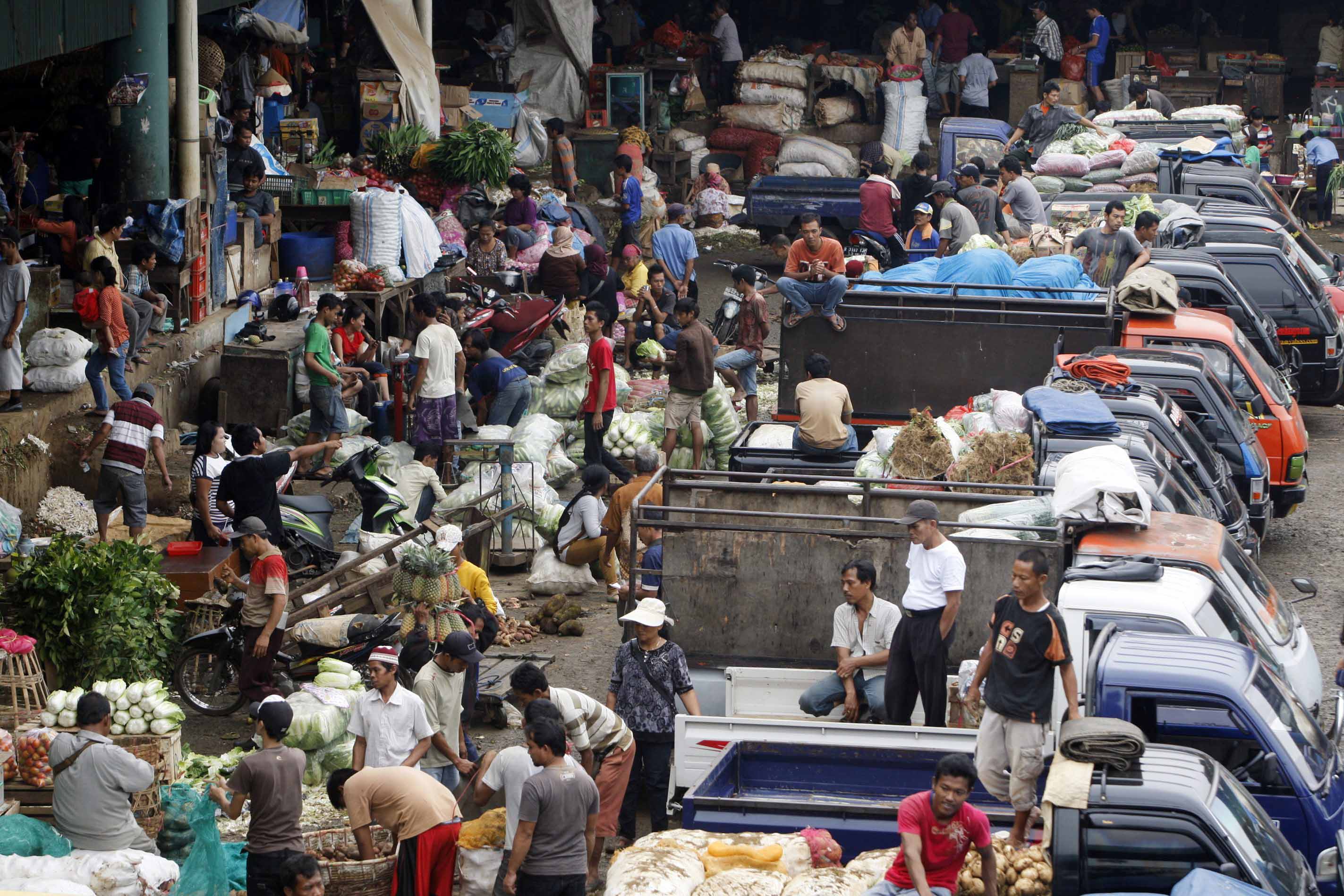 Pedagang melakukan aktivitas bongkar muat di Pasar Induk Kramat Jati, Jakarta.