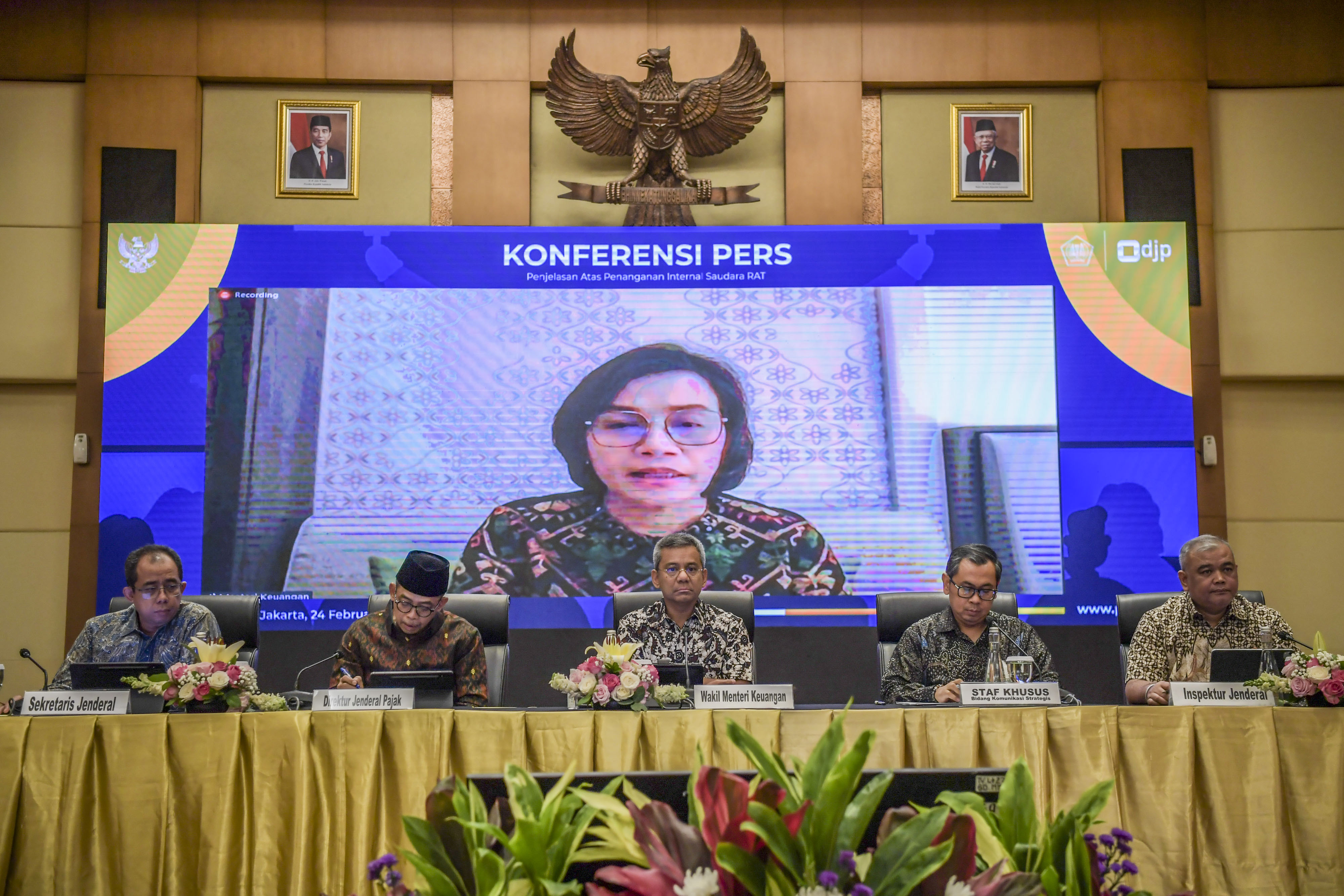Menkeu Sri Mulyani menyampaikan konferensi pers secara daring.