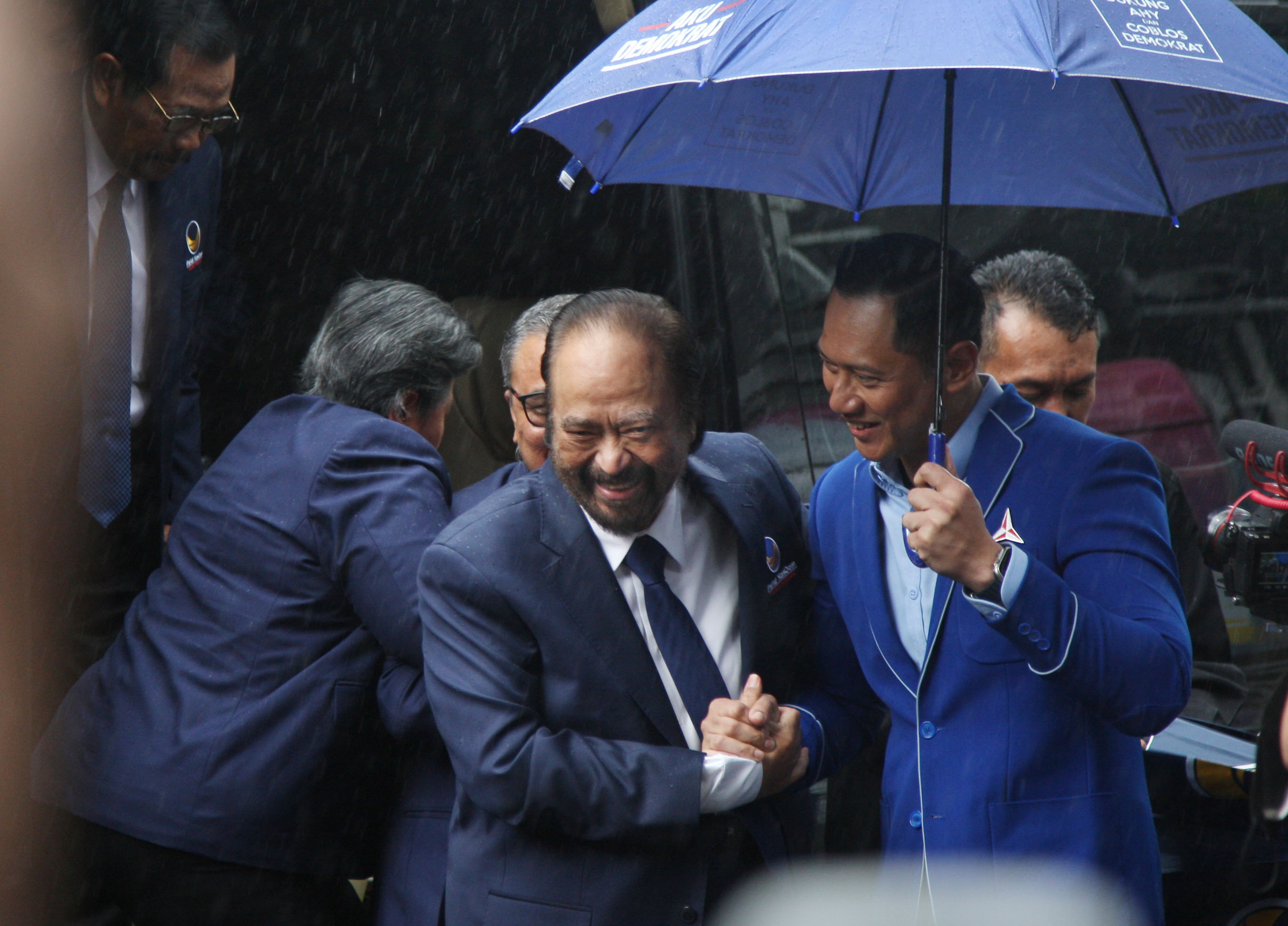 Ketua Umum Partai Nasdem Surya Paloh (kedua kanan) disambut Ketua Umum Partai Demokrat Agus Harimurti Yudhoyono