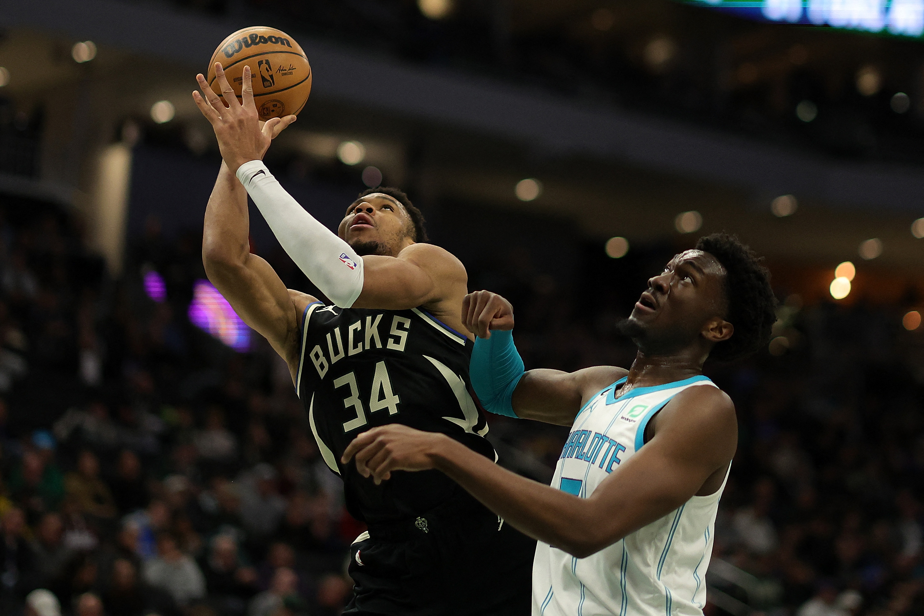 Bintang Milwaukee Bucks Giannis Antetokounmpo melancarkan serangan dalam laga NBA melawan Charlotte Hornets.