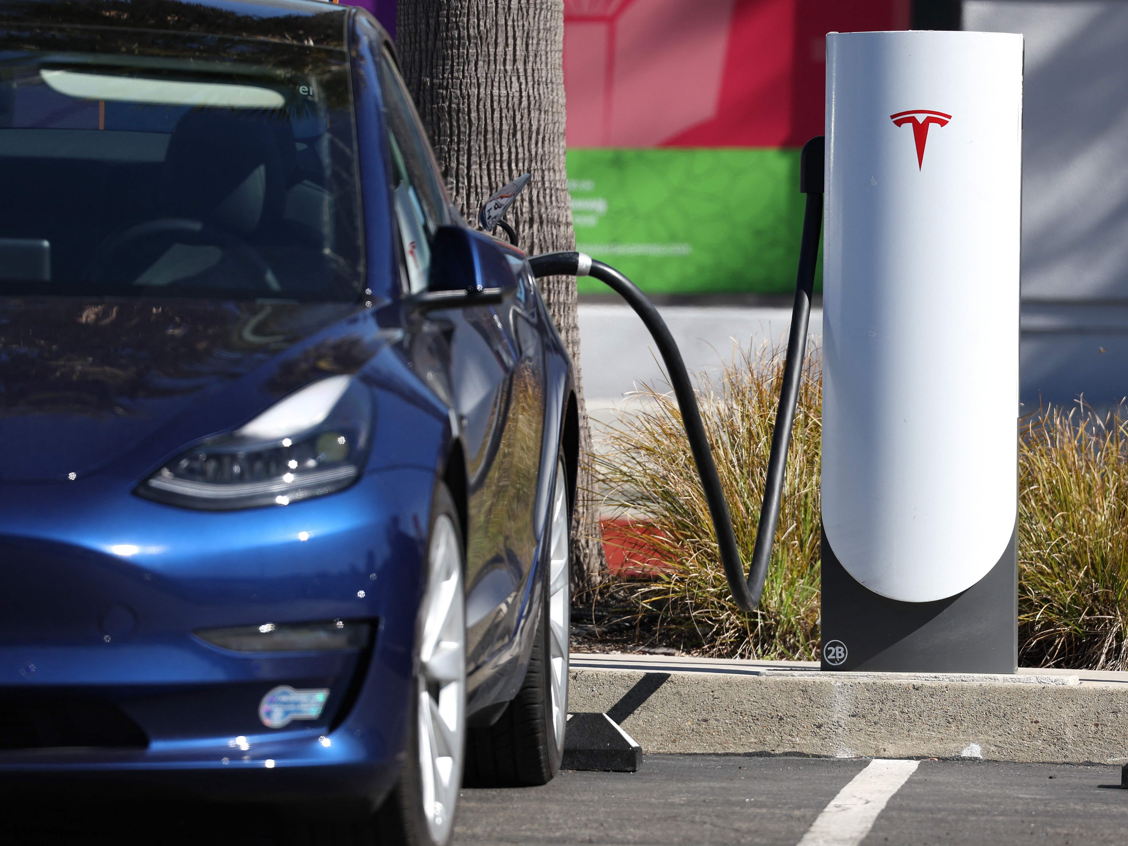 Mobil Tesla berada di stasiun Tesla Supercharger pada 15 Februari 2023 di Sausalito, California.