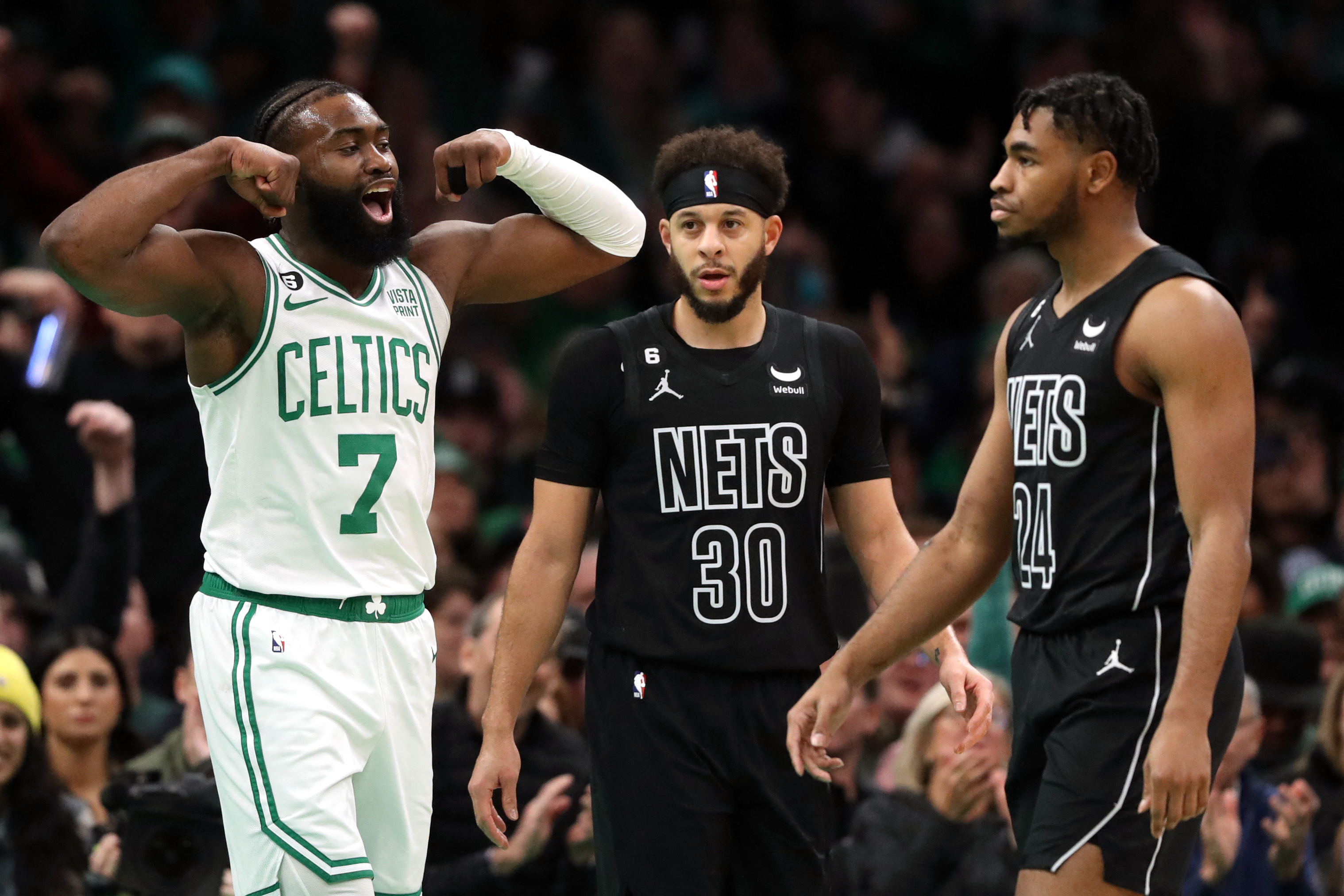 Pebasket Boston Celtics Jaylen Brown melakukan selebrasi usai mencetak angka dalam laga NBA melawan Brooklyn Nets.